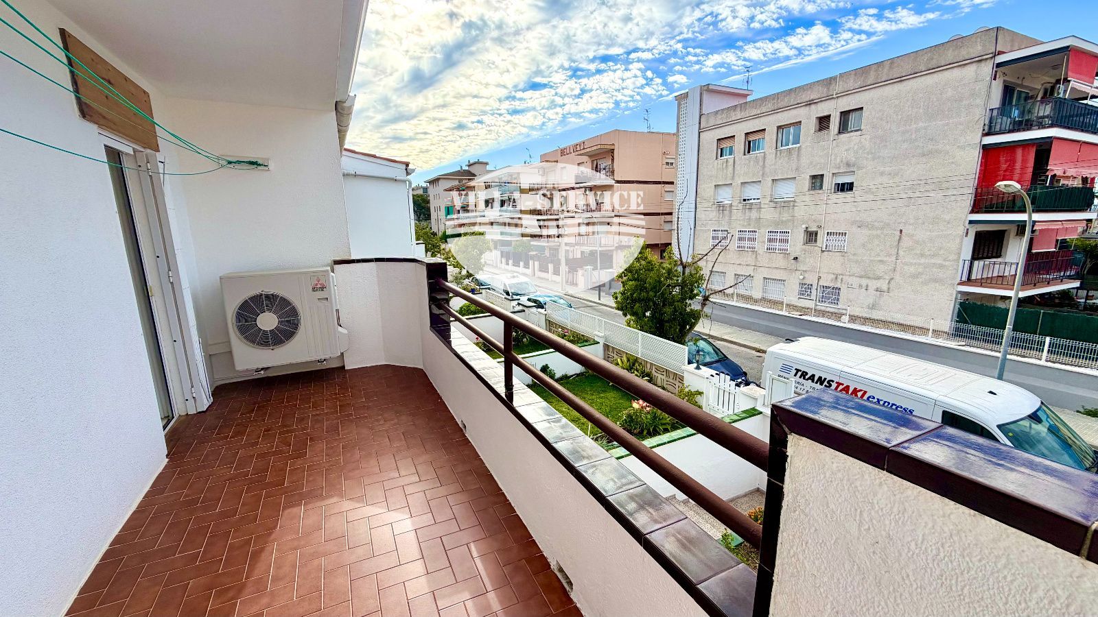 image ADOSADA ESQUINERA CON JARDIN, A 250 M DE LA PLAYA EN CUNIT 50