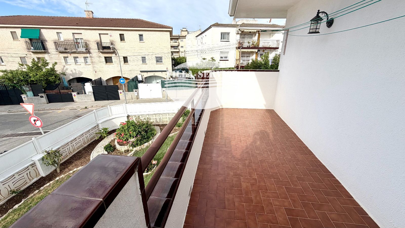 image ADOSADA ESQUINERA CON JARDIN, A 250 M DE LA PLAYA EN CUNIT 54