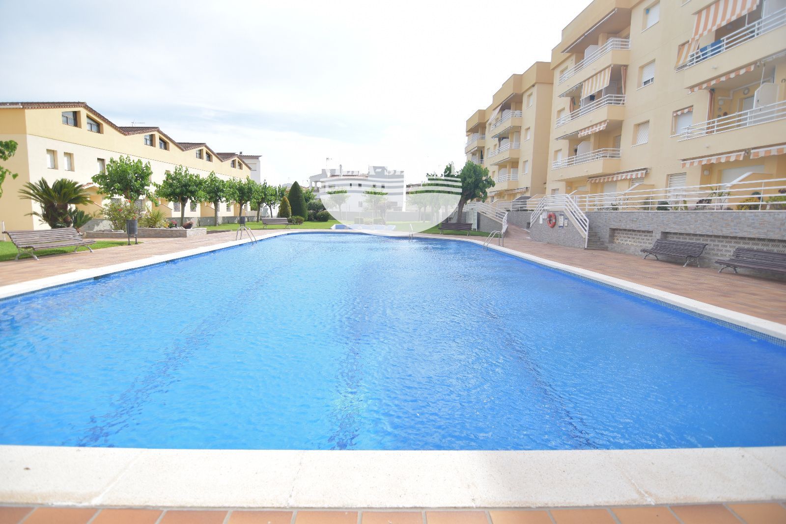 image Vive junto al mar: piso exterior con terraza, piscina comunitaria y todos los servicios. 1