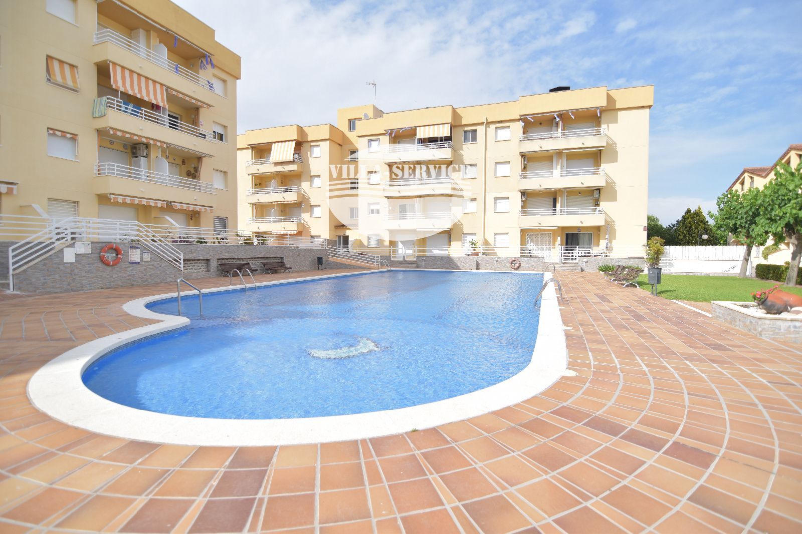 Vive junto al mar: piso exterior con terraza, piscina comunitaria y todos los servicios.