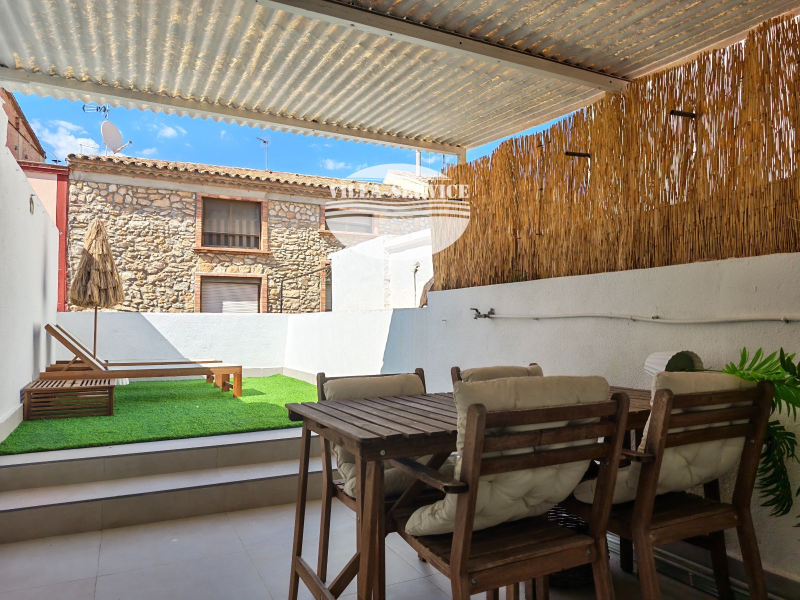 Casa de pueblo totalmente reformada con gran terraza en el corazón de El Vendrell