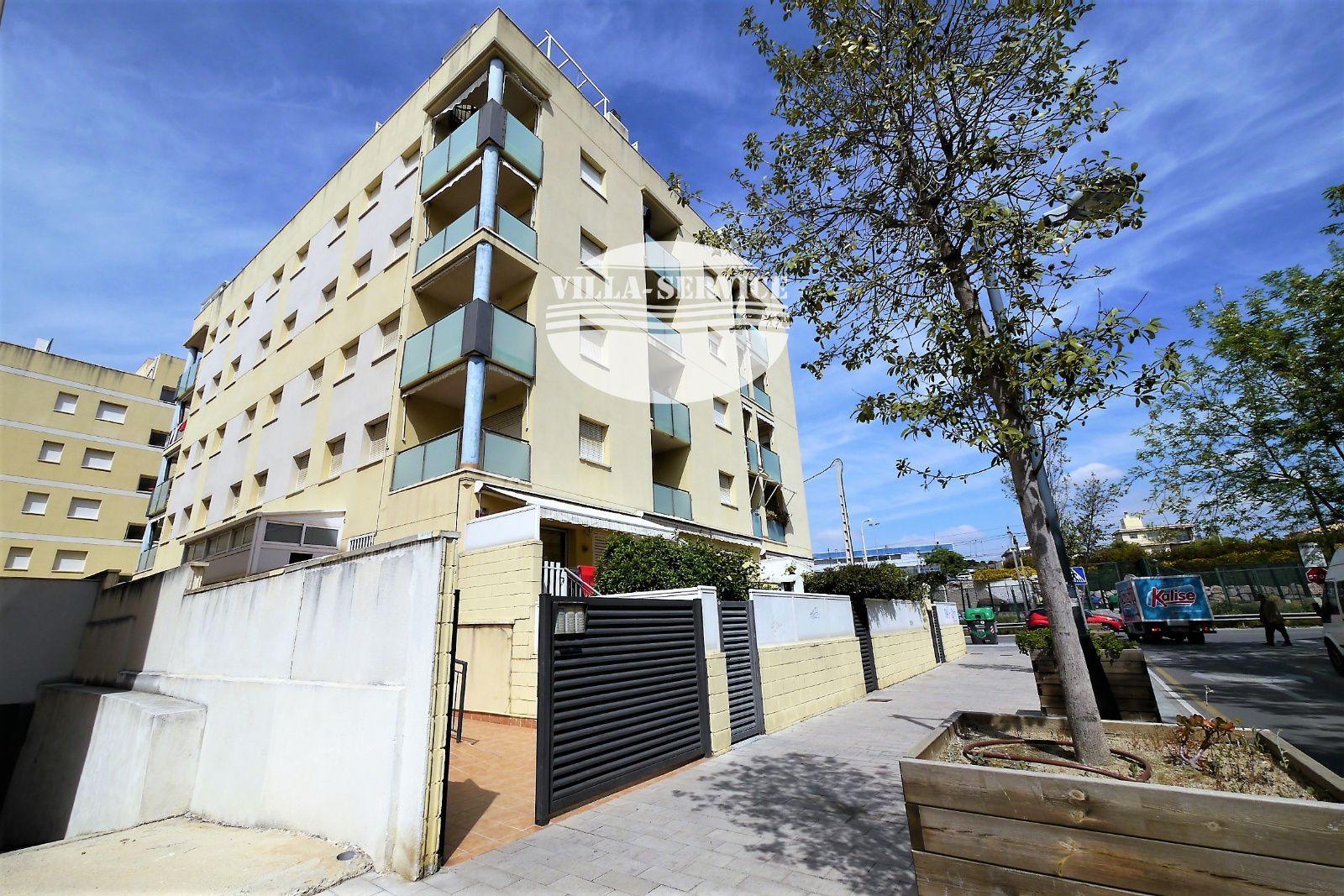 BONITO PISO CON PISCINA COMUNITARIA