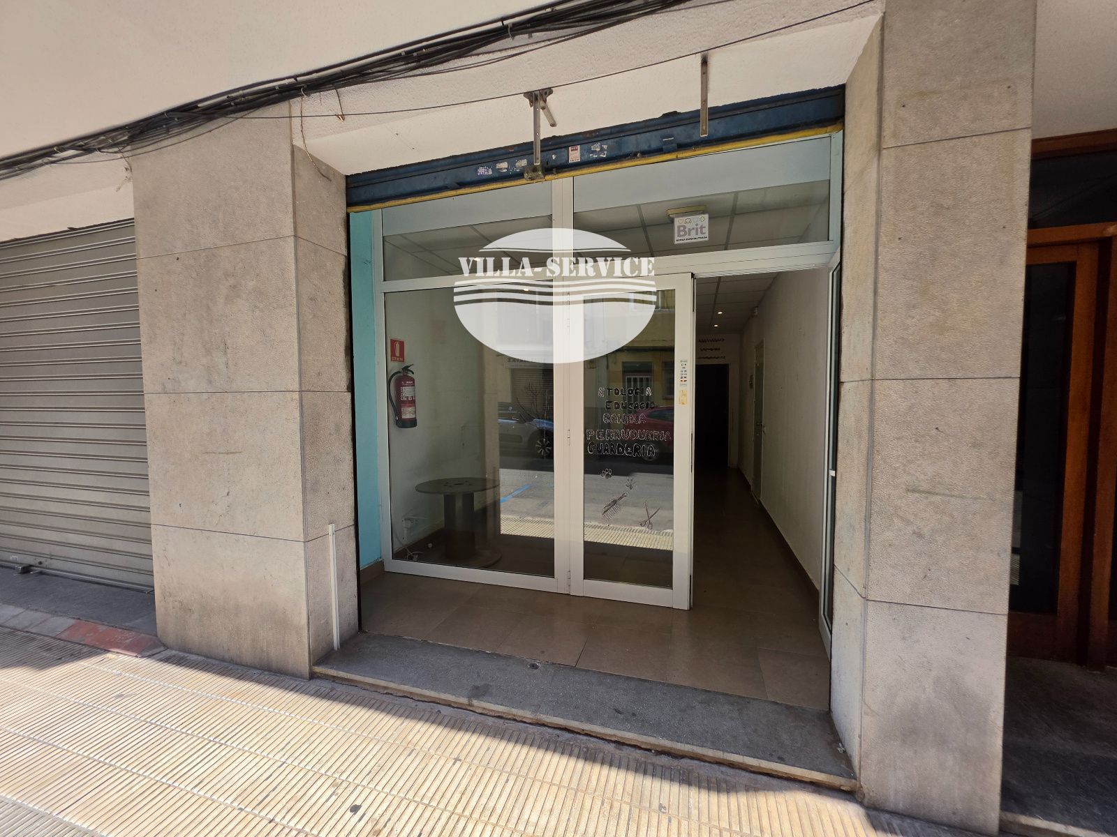 image Local comercial amplio con escaparate y patio interior cubierto 2
