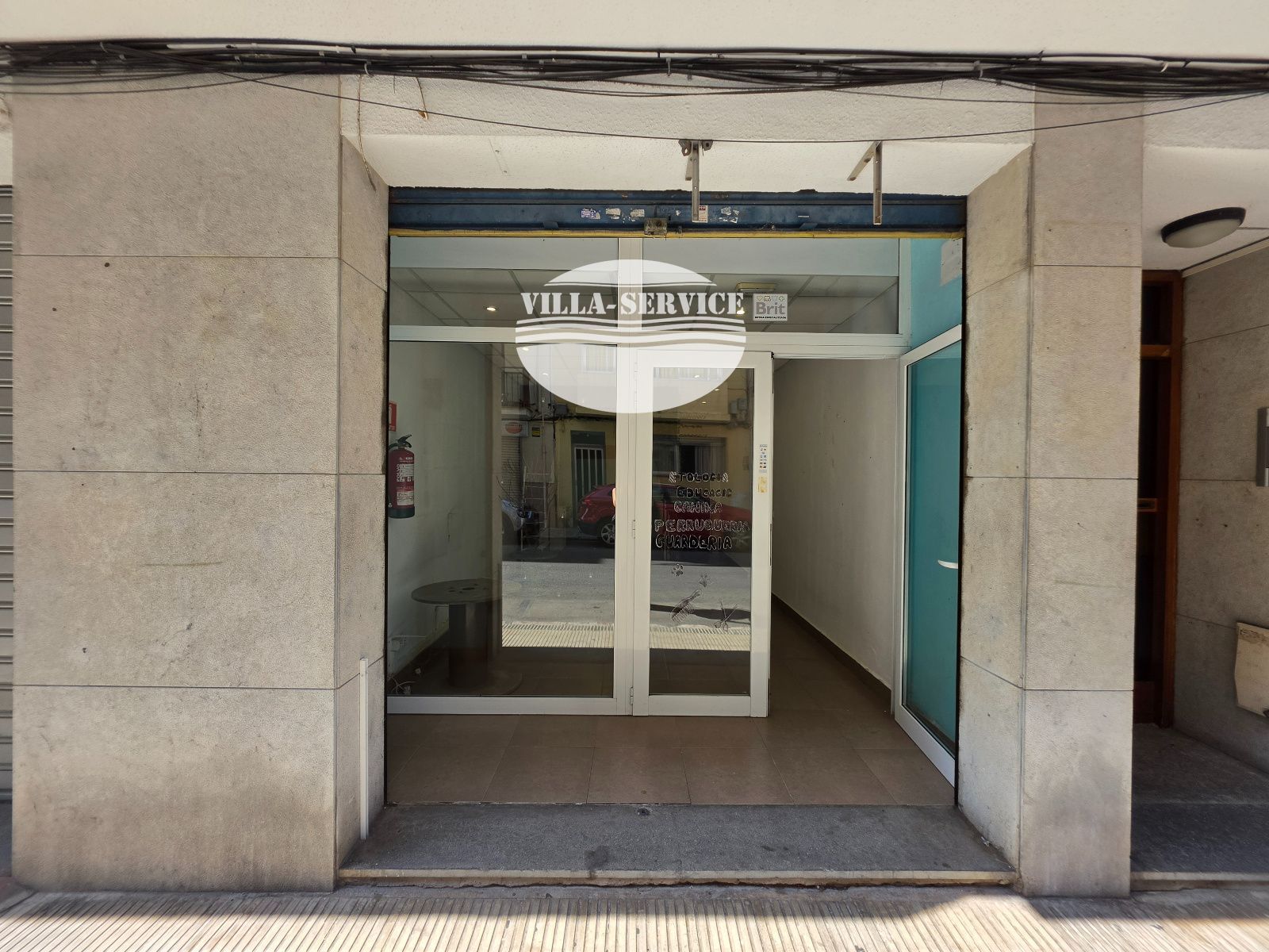 Local comercial amplio con escaparate y patio interior cubierto