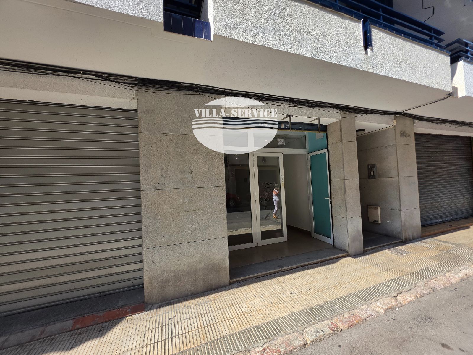 image Local comercial amplio con escaparate y patio interior cubierto 1