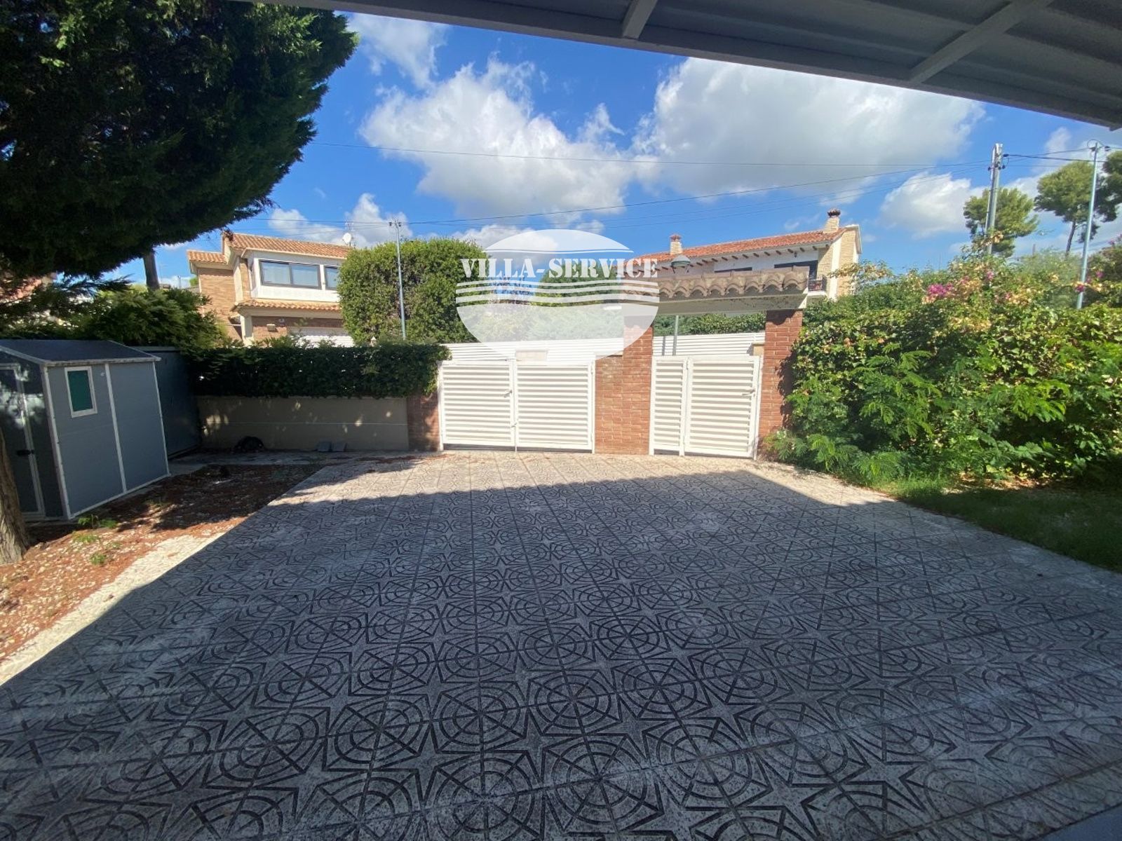 image VENTA DE CHALET INDEPENDIENTE DE 4 DORMITORIOS / 3 BAÑOS Y PISCINA PROPIA 5