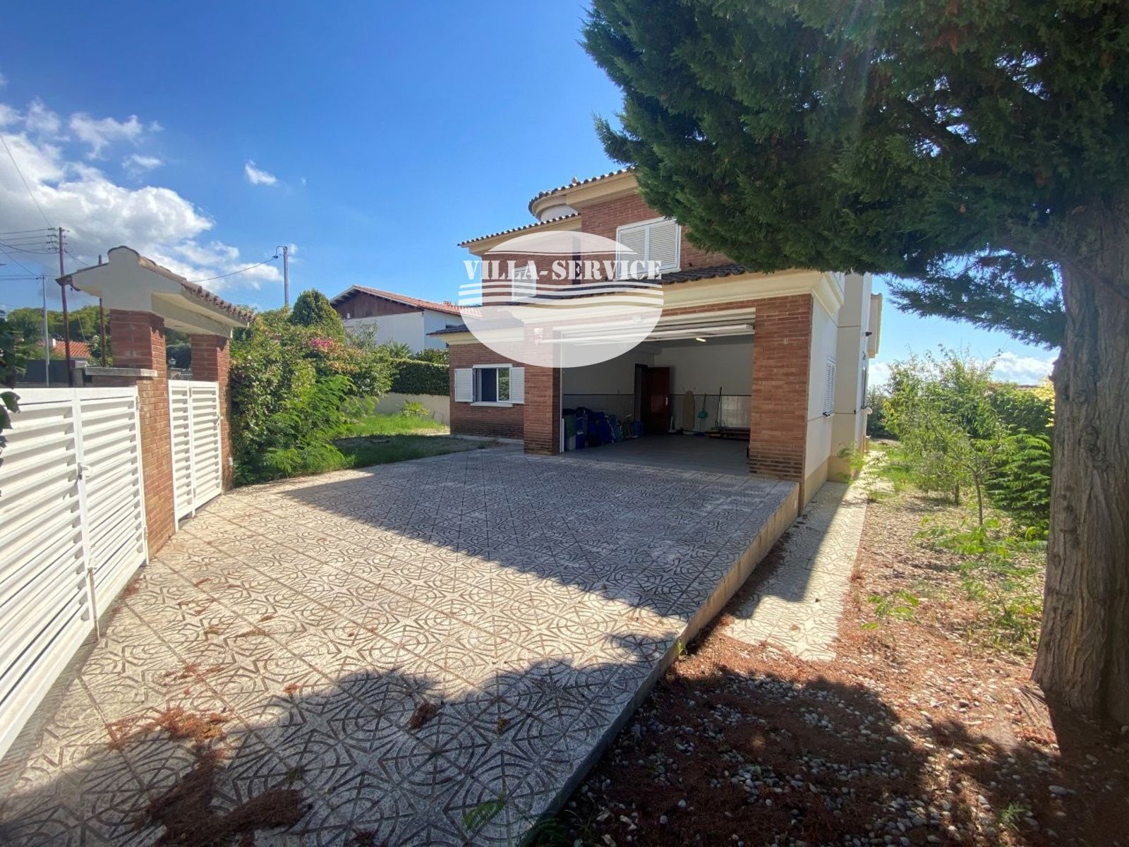 image VENTA DE CHALET INDEPENDIENTE DE 4 DORMITORIOS / 3 BAÑOS Y PISCINA PROPIA 3