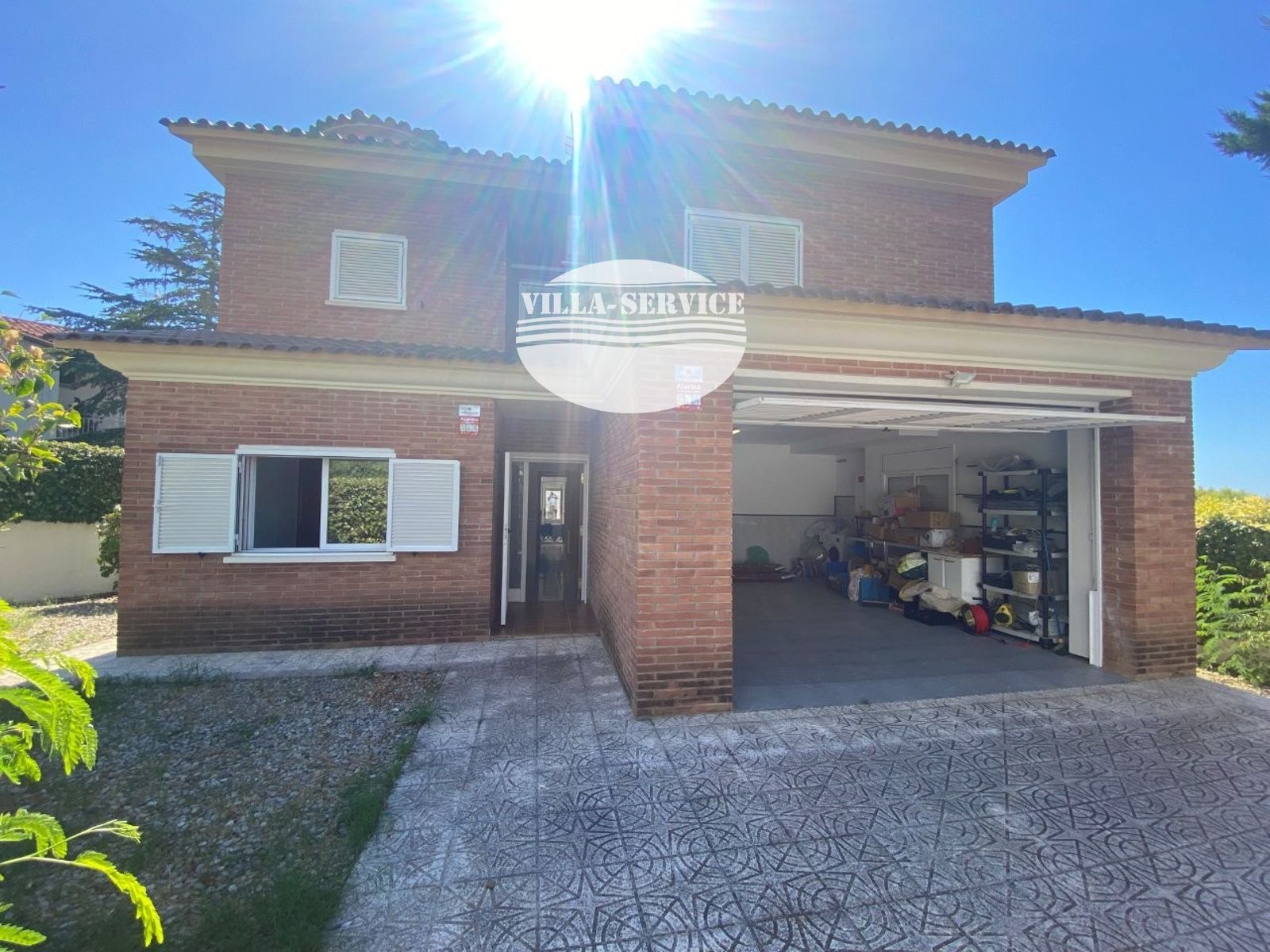 image VENTA DE CHALET INDEPENDIENTE DE 4 DORMITORIOS / 3 BAÑOS Y PISCINA PROPIA 1