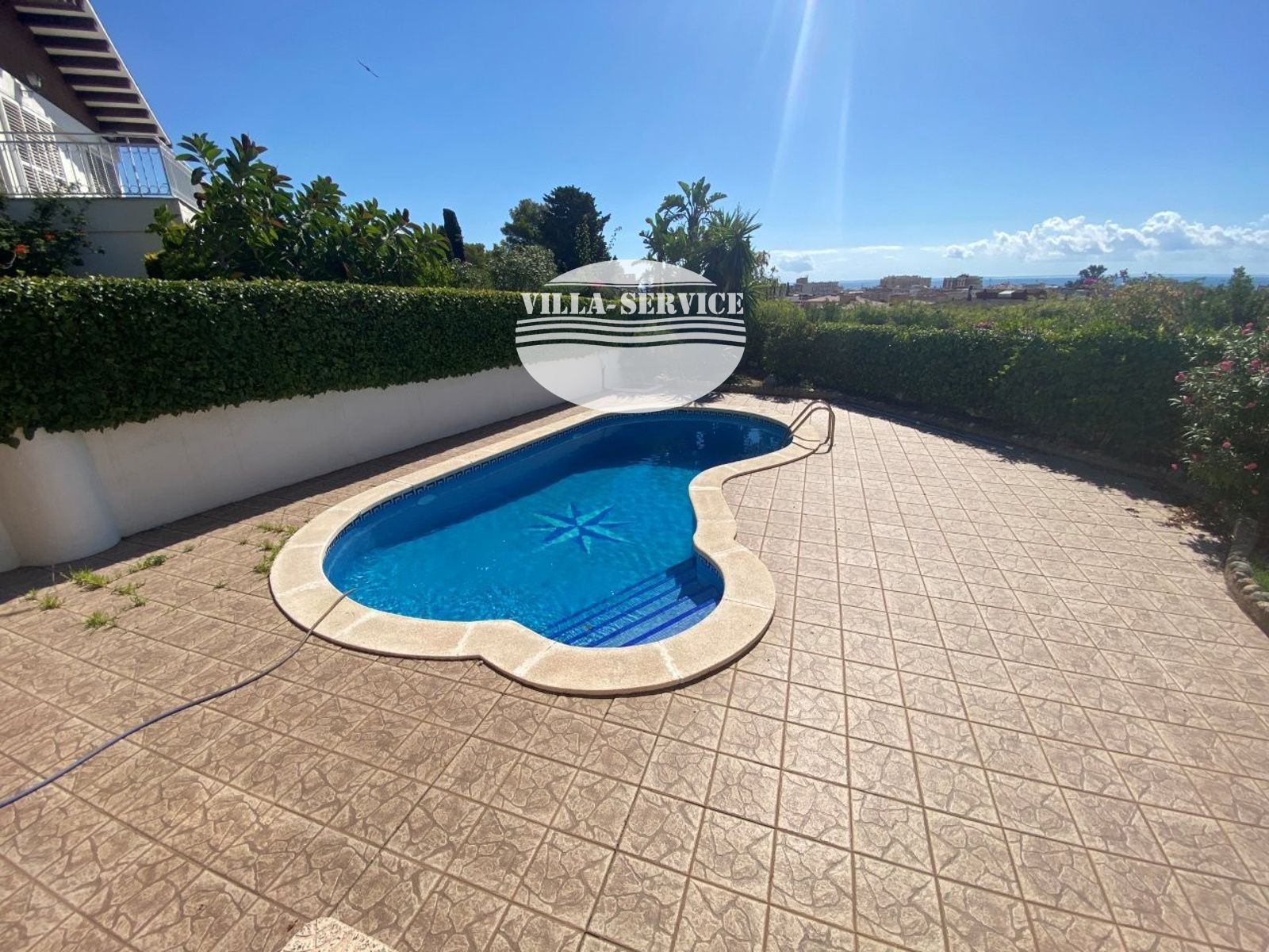 image VENTA DE CHALET INDEPENDIENTE DE 4 DORMITORIOS / 3 BAÑOS Y PISCINA PROPIA 18