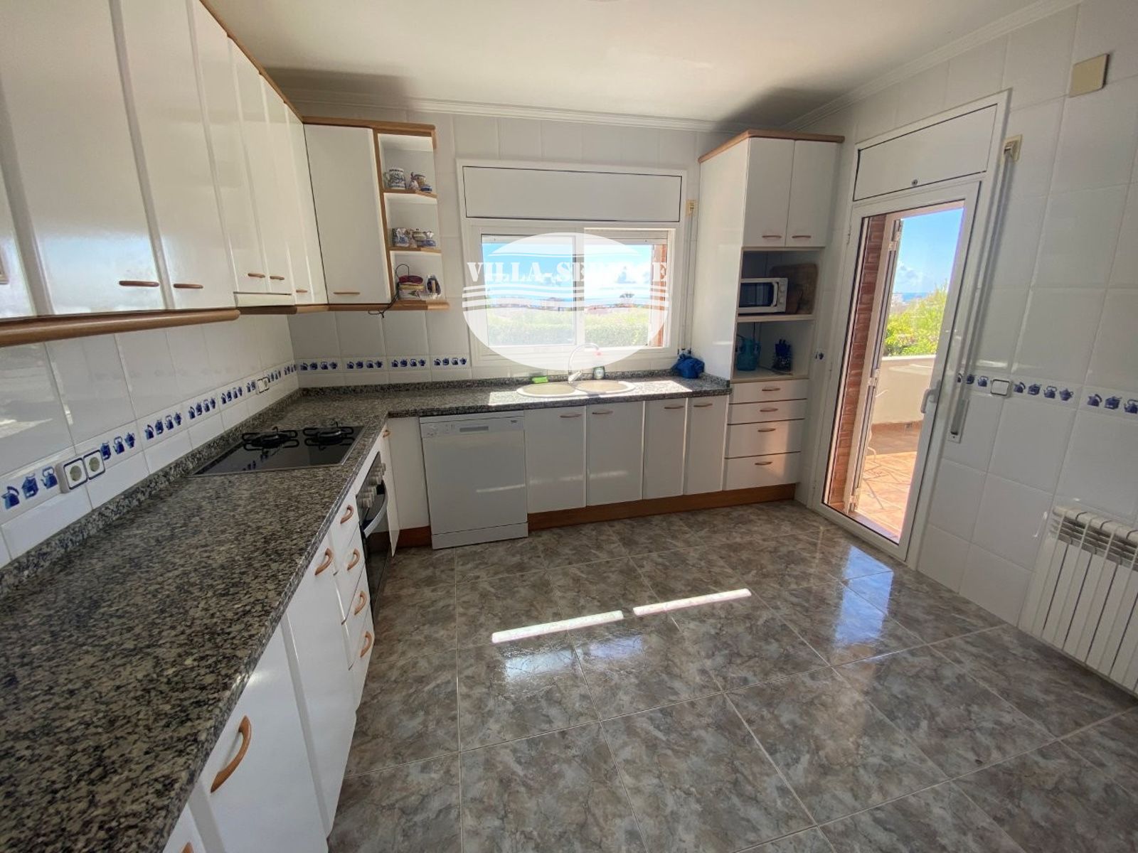 image VENTA DE CHALET INDEPENDIENTE DE 4 DORMITORIOS / 3 BAÑOS Y PISCINA PROPIA 21