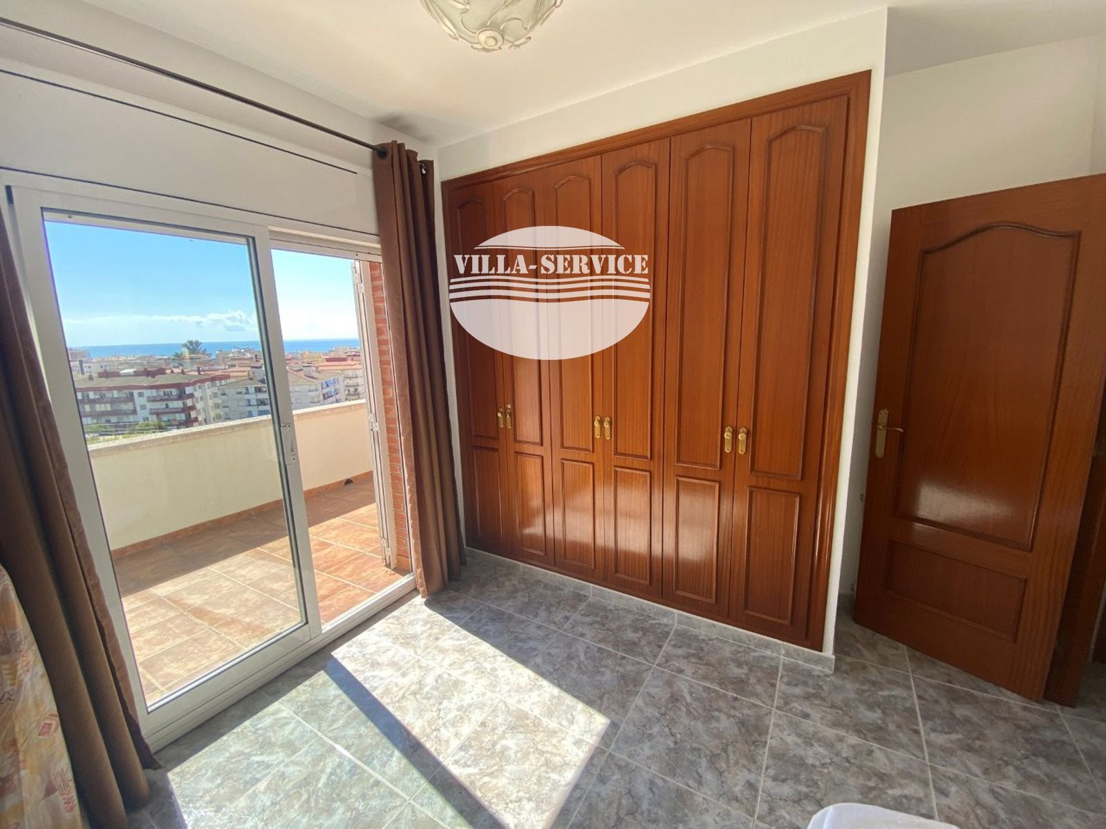 image VENTA DE CHALET INDEPENDIENTE DE 4 DORMITORIOS / 3 BAÑOS Y PISCINA PROPIA 34