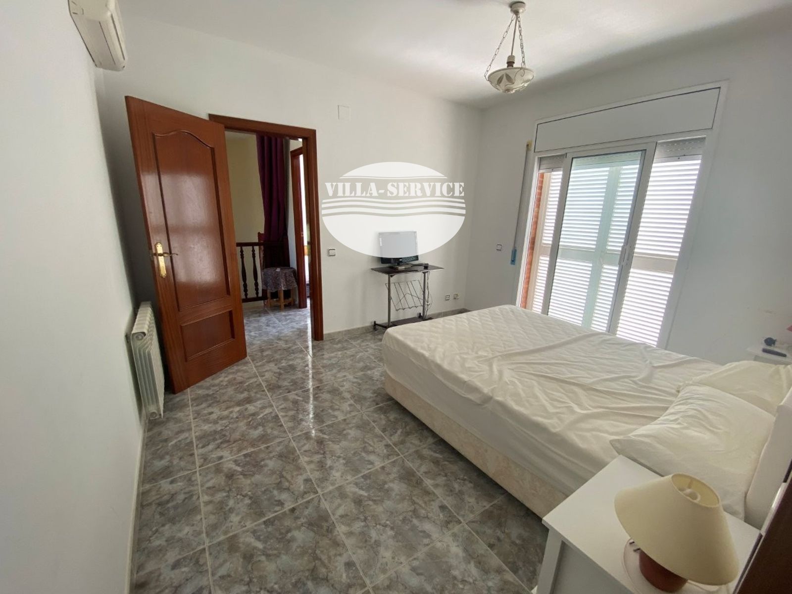 image VENTA DE CHALET INDEPENDIENTE DE 4 DORMITORIOS / 3 BAÑOS Y PISCINA PROPIA 44