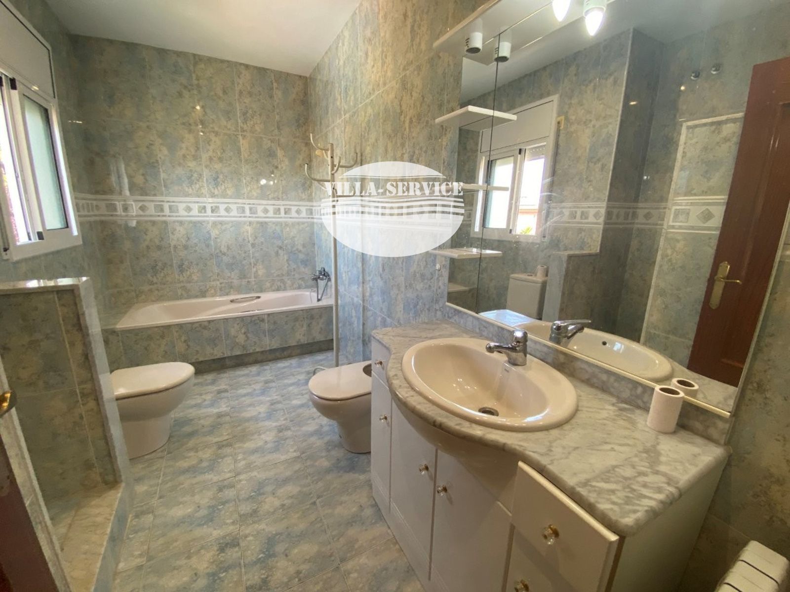 image VENTA DE CHALET INDEPENDIENTE DE 4 DORMITORIOS / 3 BAÑOS Y PISCINA PROPIA 45