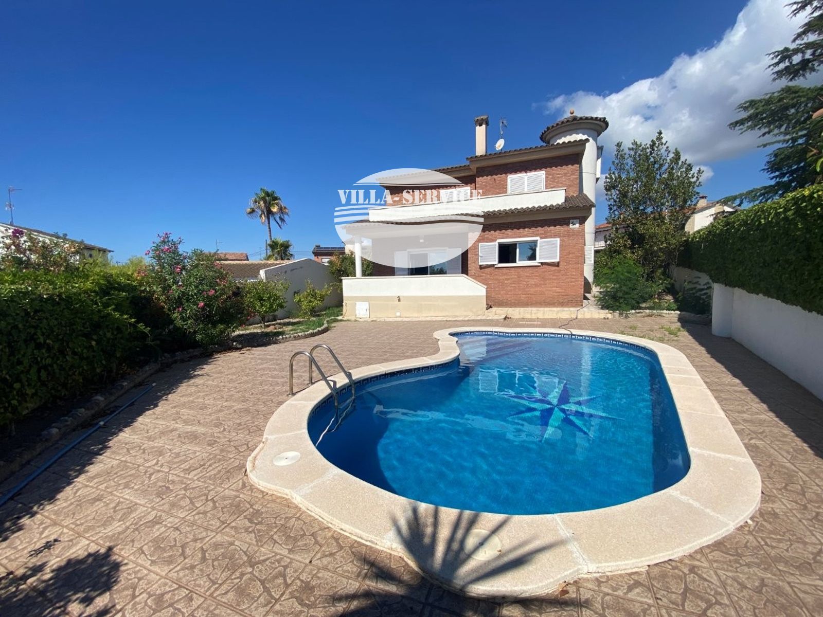 VENTA DE CHALET INDEPENDIENTE DE 4 DORMITORIOS / 3 BAÑOS Y PISCINA PROPIA