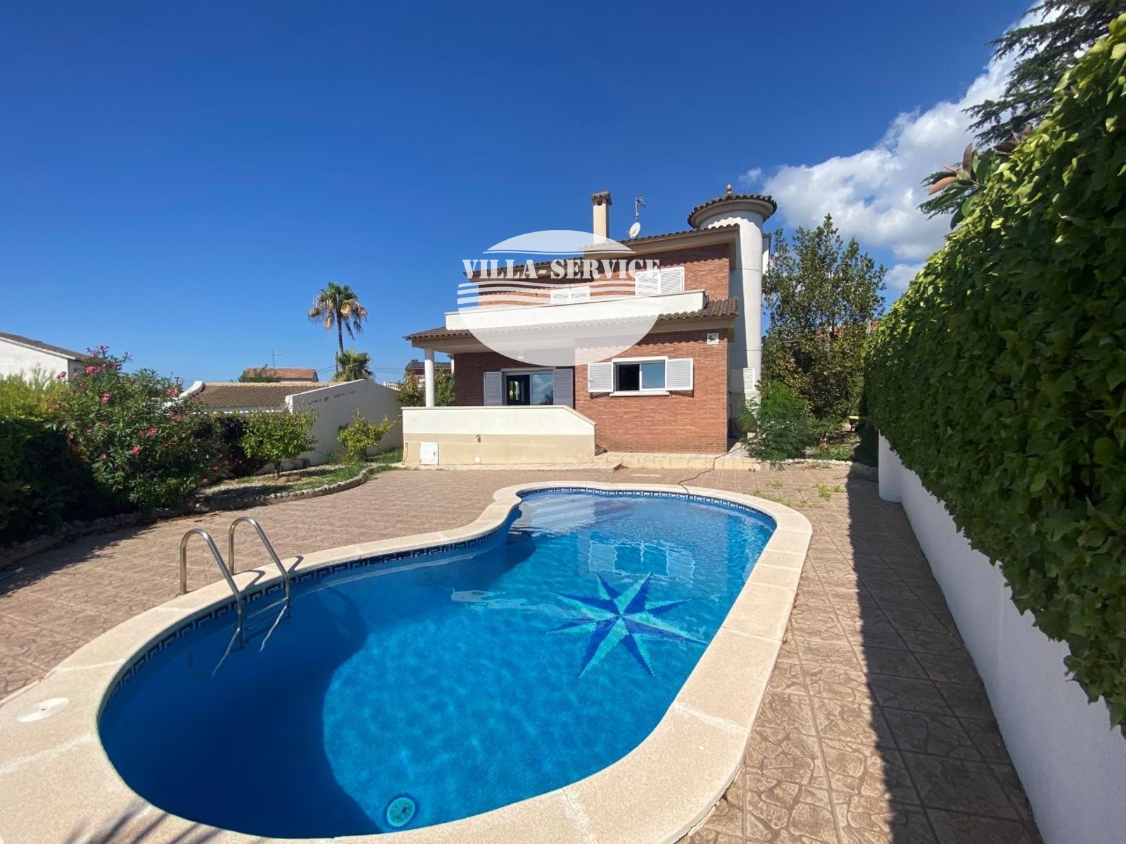 image VENTA DE CHALET INDEPENDIENTE DE 4 DORMITORIOS / 3 BAÑOS Y PISCINA PROPIA 50