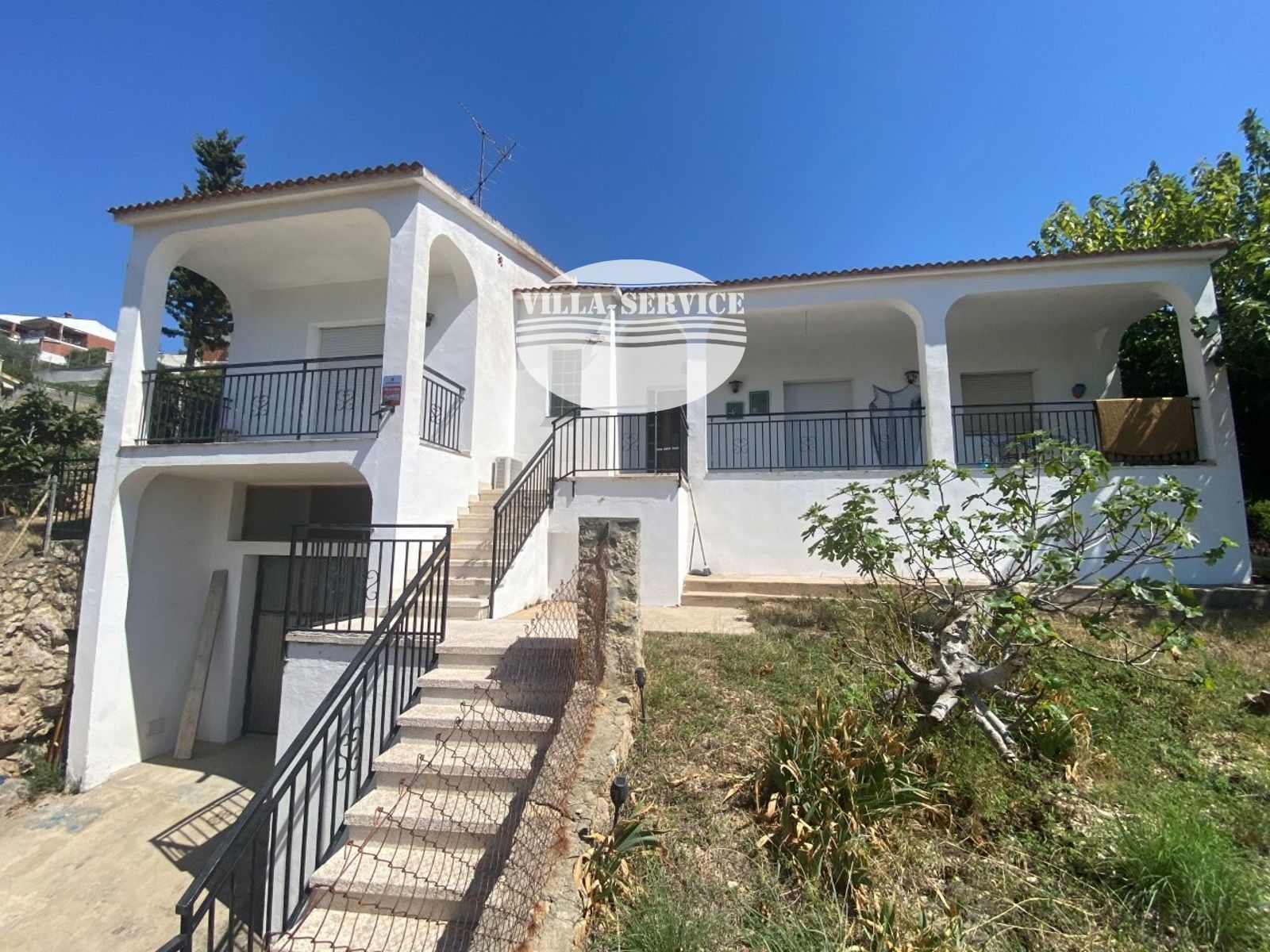 VENTA DE CASA INDEPENDIENTE CON AMPLIA PARCELA Y VISTAS AL MAR EN SEGUR DE CALAFELL / URB SEGUR DE DALT