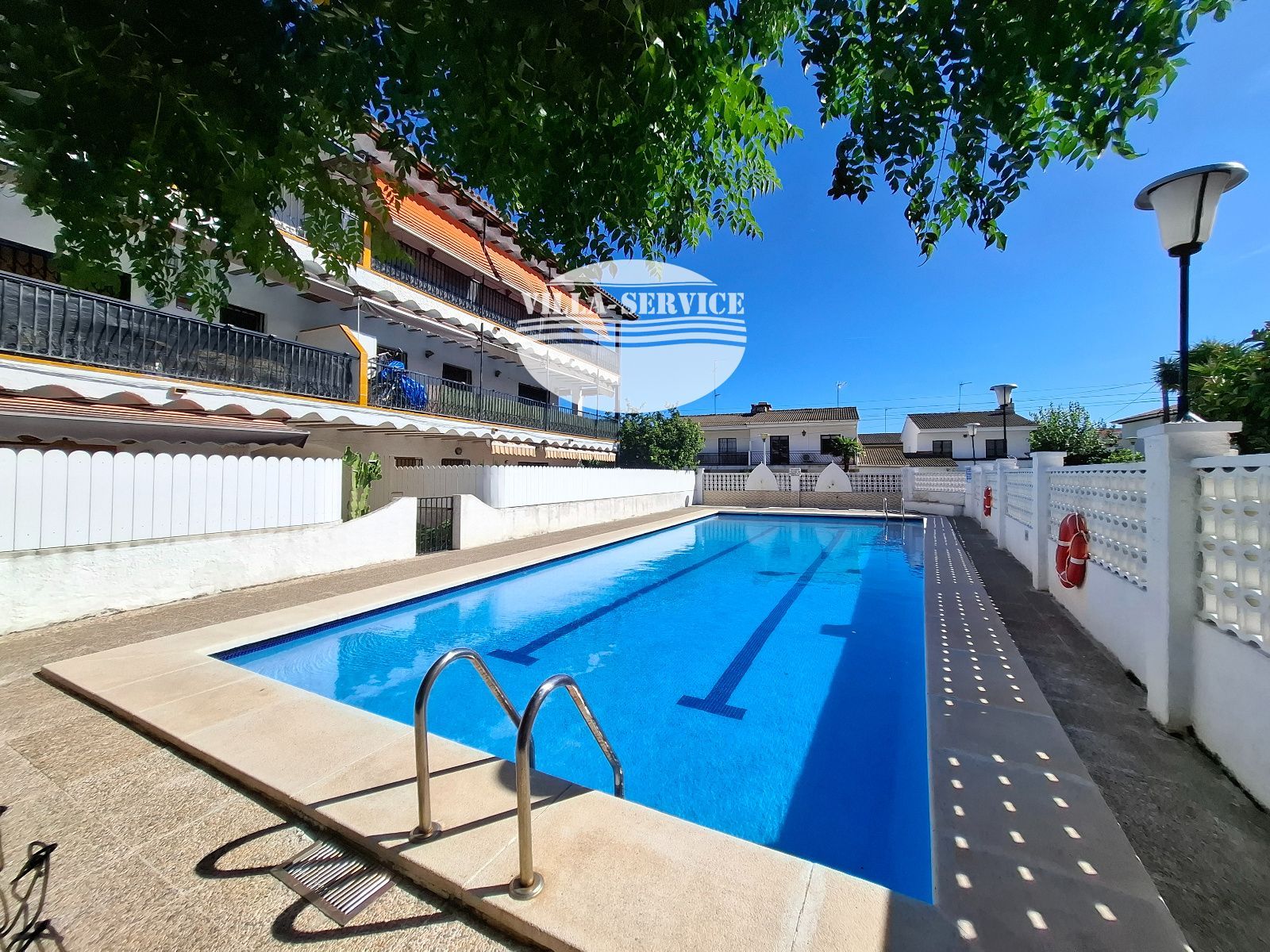 Planta baja con dos grandes terrazas y piscina a 350 metros del mar en Coma-ruga