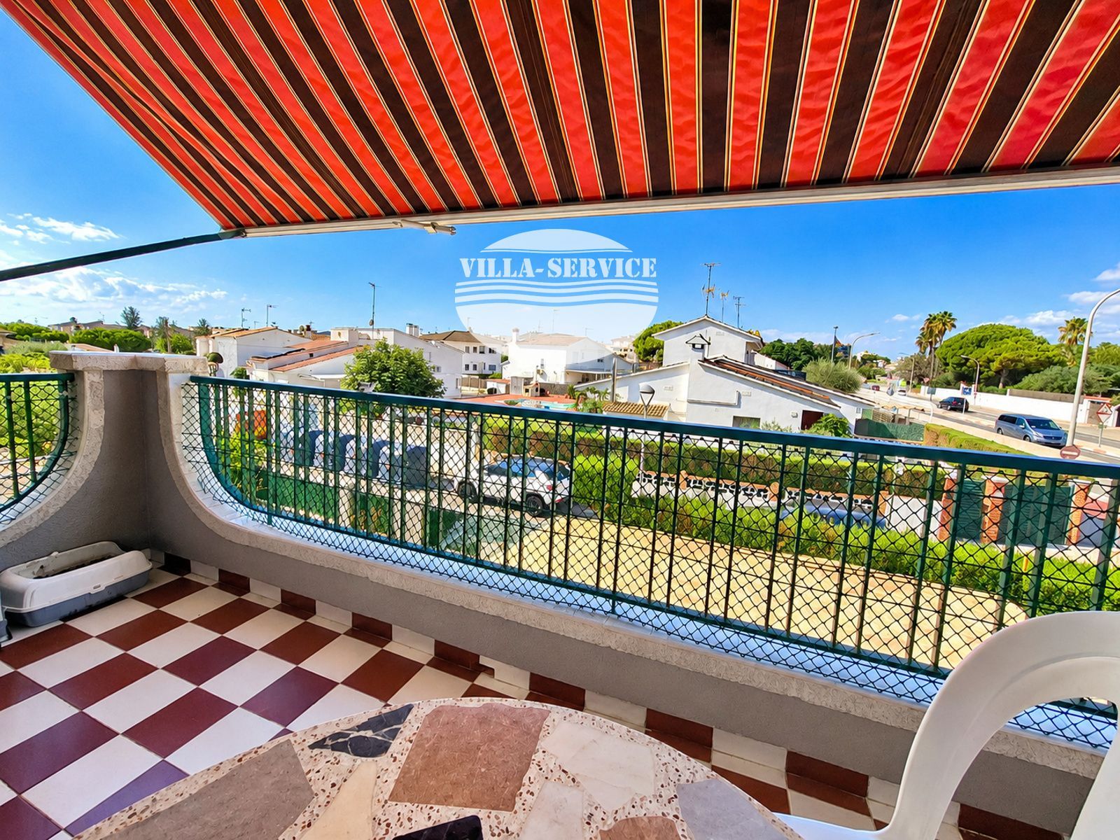 Piso luminoso con terraza al sur y parking a 400 metros de la playa en Cunit