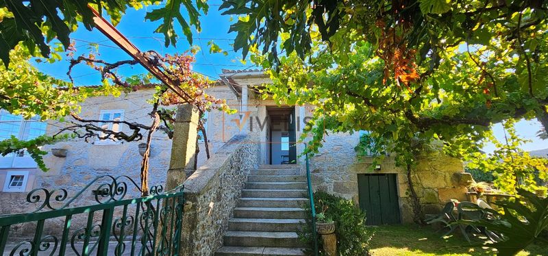 Chalet Independiente en venta Tui, Pontevedra. Ref: 1061. Vivelis