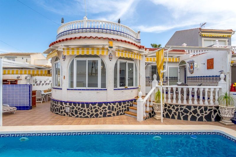Villa te koop  in Torrevieja, Alicante . Ref: 14743. Mayrasa Properties Costa Blanca