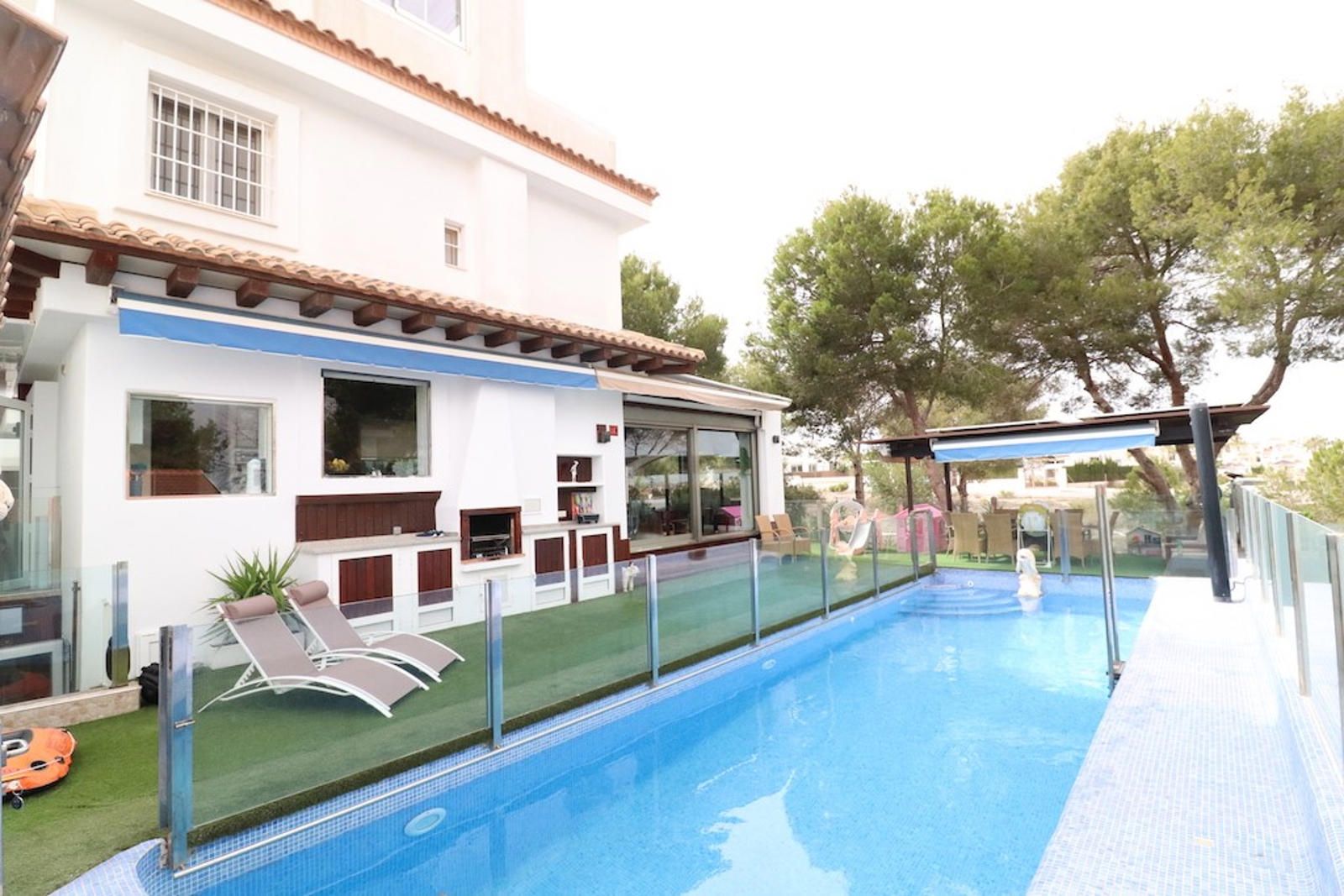 Chalet independiente en venta en Orihuela-Costa