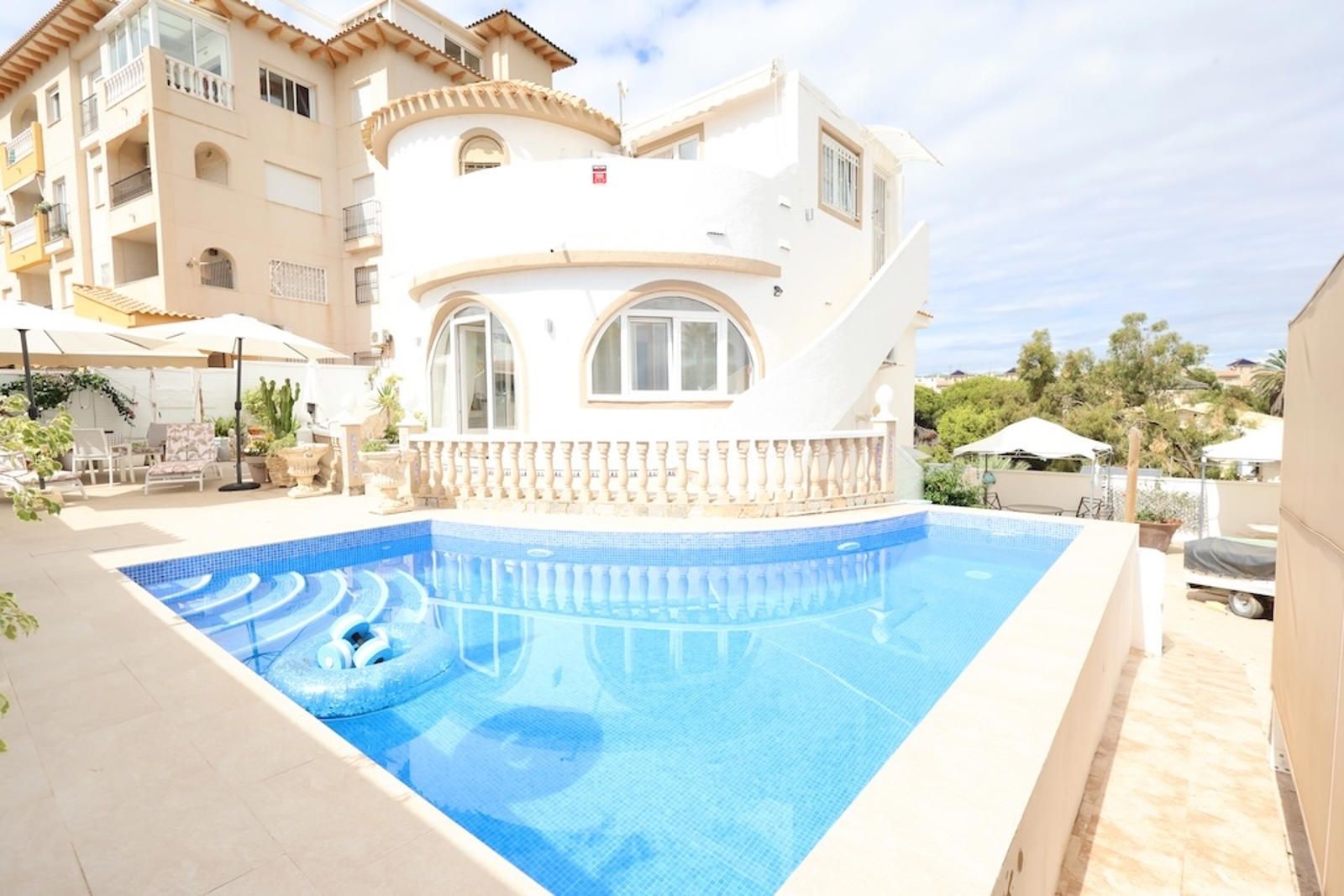 Chalet independiente en venta en Orihuela-Costa