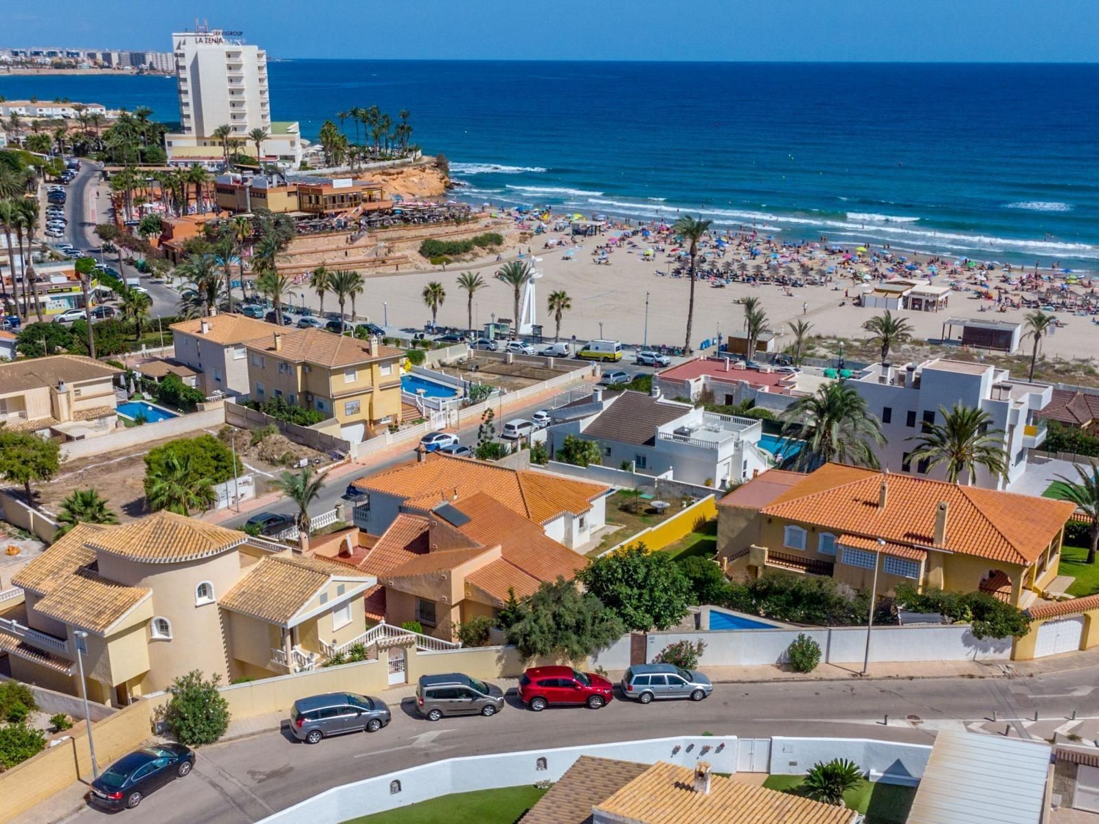 Espectacular chalet independiente junto a la Playa de La Zenia con piscina privada y garaje cerrado