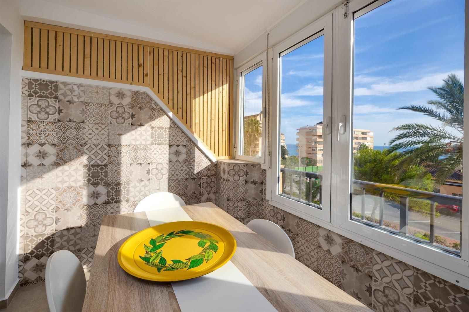 VISTAS AL MAR! PISO DE 2 DORMITORIOS EN TORREVIEJA , TOTALMENTE REFORMADO