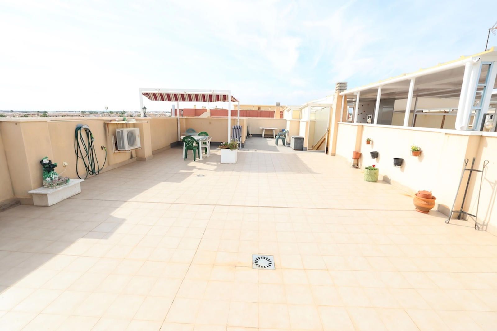 Lomas de Cabo Roig, ático en esquina de 103 m² construidos con una impresionante terraza solárium privada de 106 m²