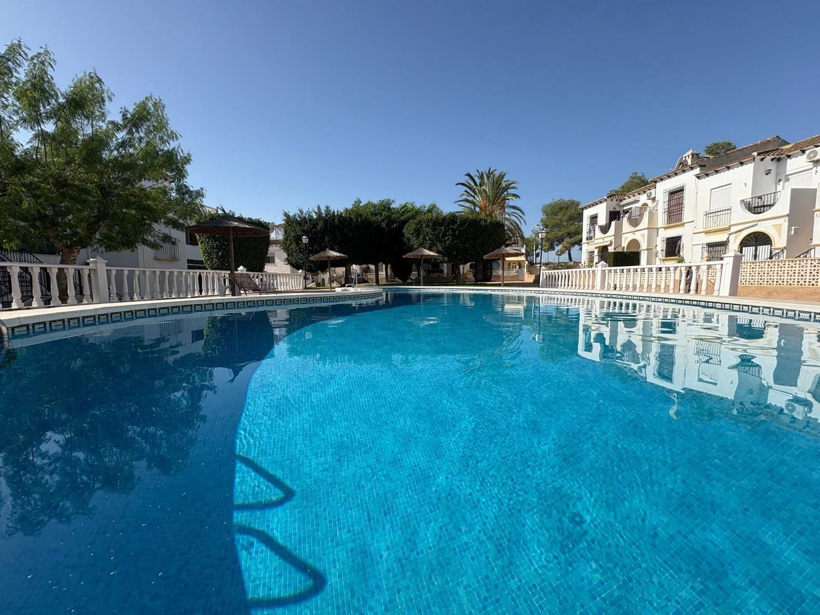 BUNGALOW PLANTA BAJA CON VISTAS DESPEJADAS, PISCINA Y JARDÍN