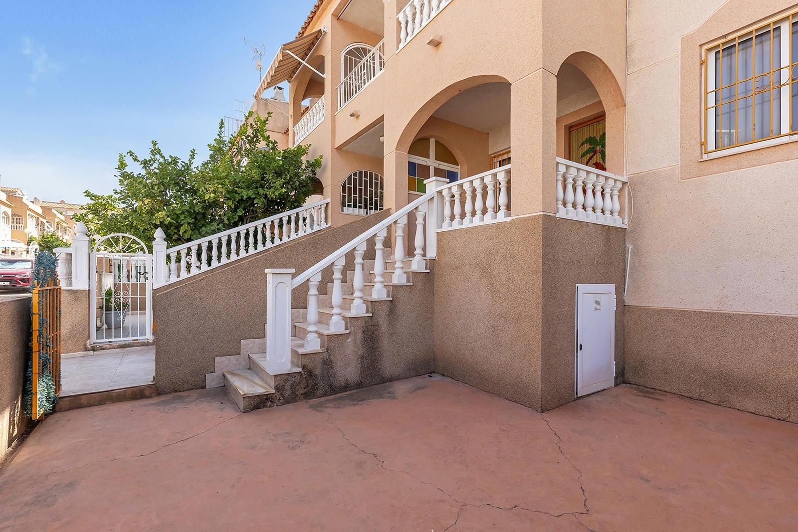 Bungalow en planta baja en Los Balcones – Piscina, jardines y la laguna rosa a un paso