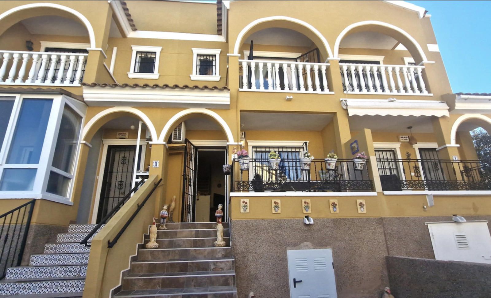 Encantadora Casa Adosada con Solárium y Piscina Comunitaria – Las Filipinas, Orihuela Costa