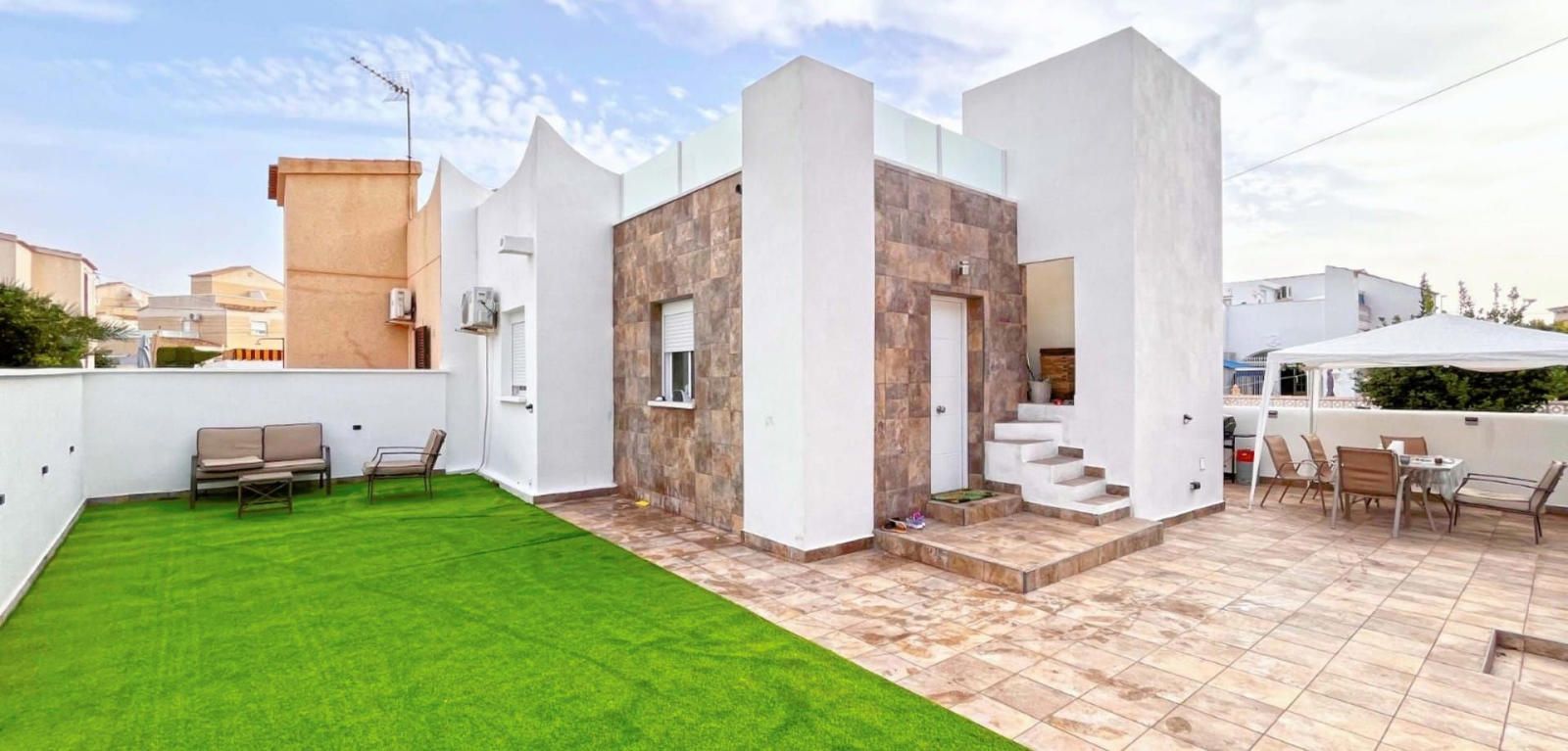 chalet semidependiente amueblado y orientado al Sur en el Corazón de Playa Flamenca