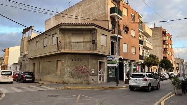 Oportunidad Inmobiliaria en Catral con : Casa Adosada Esquinera con Gran Potencial.