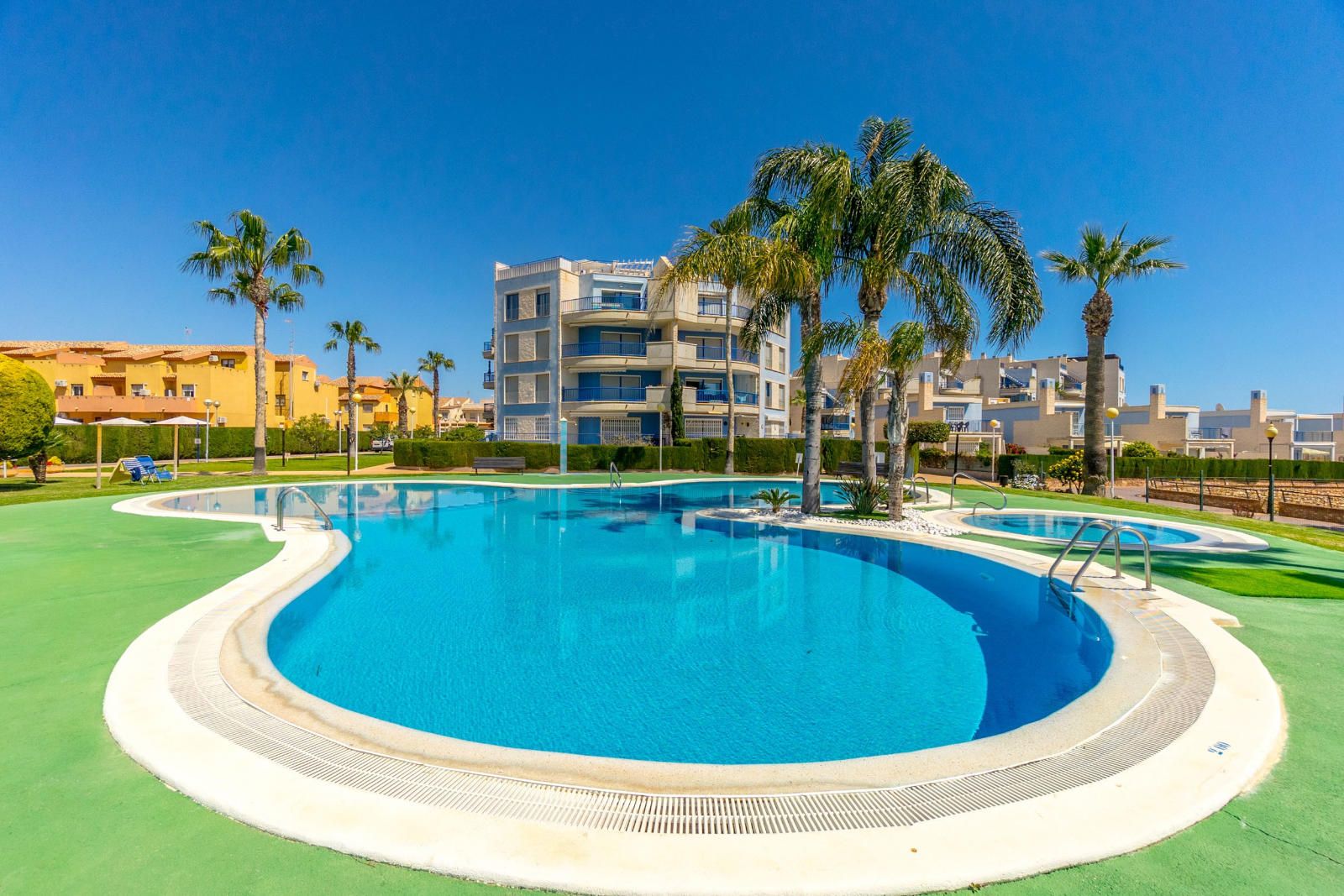 Amplio y luminoso apartamento en primera línea de Aguamarina – Punta Glea, con vistas al mar y acceso directo al paseo