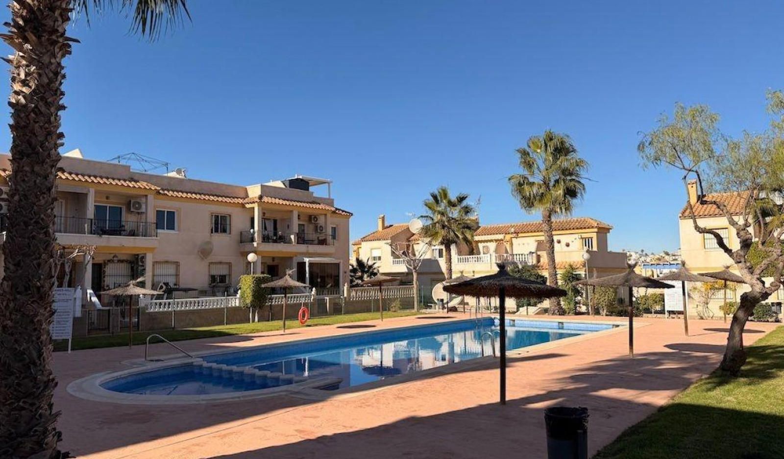 Acogedor bungalow en planta baja con jardín privado y piscina comunitaria – St. James Hills, Villamartín