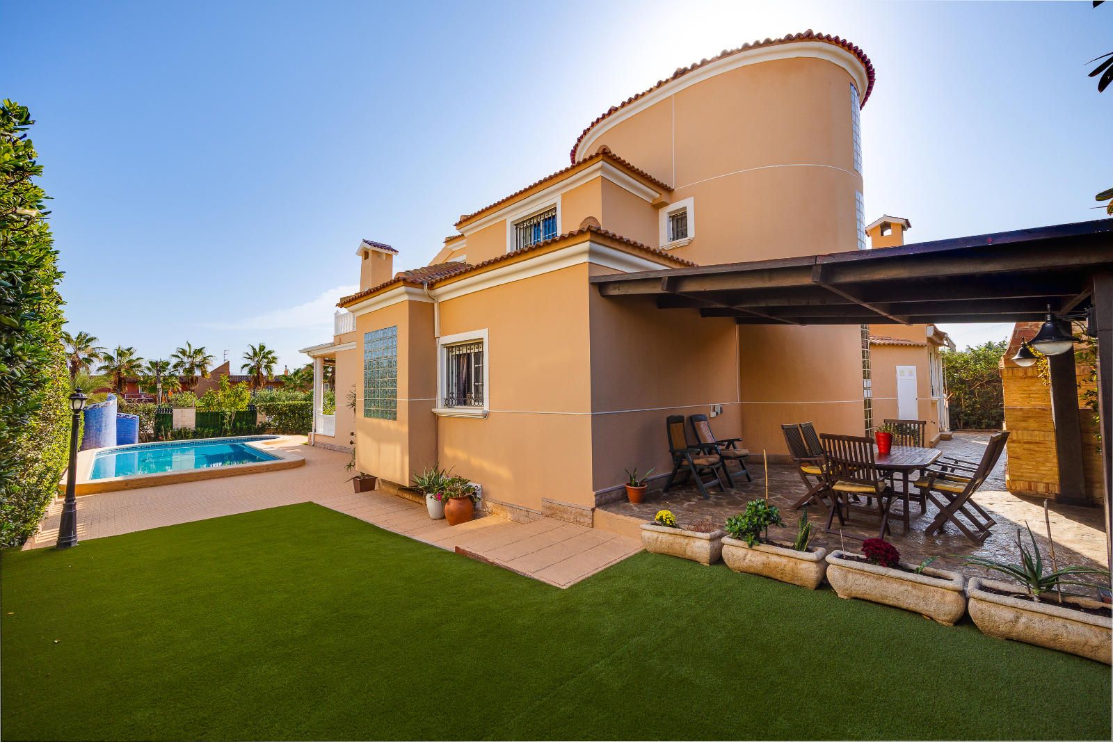 Villa independiente con piscina privada en Playa de la Mata, Torrevieja