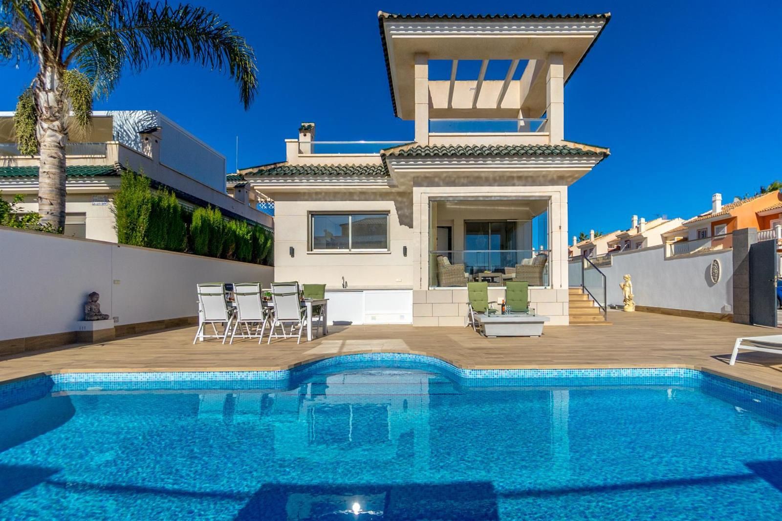 Lo Marabú, Moderno Chalet Mediterráneo con Parcela Amplia y Piscina Privada