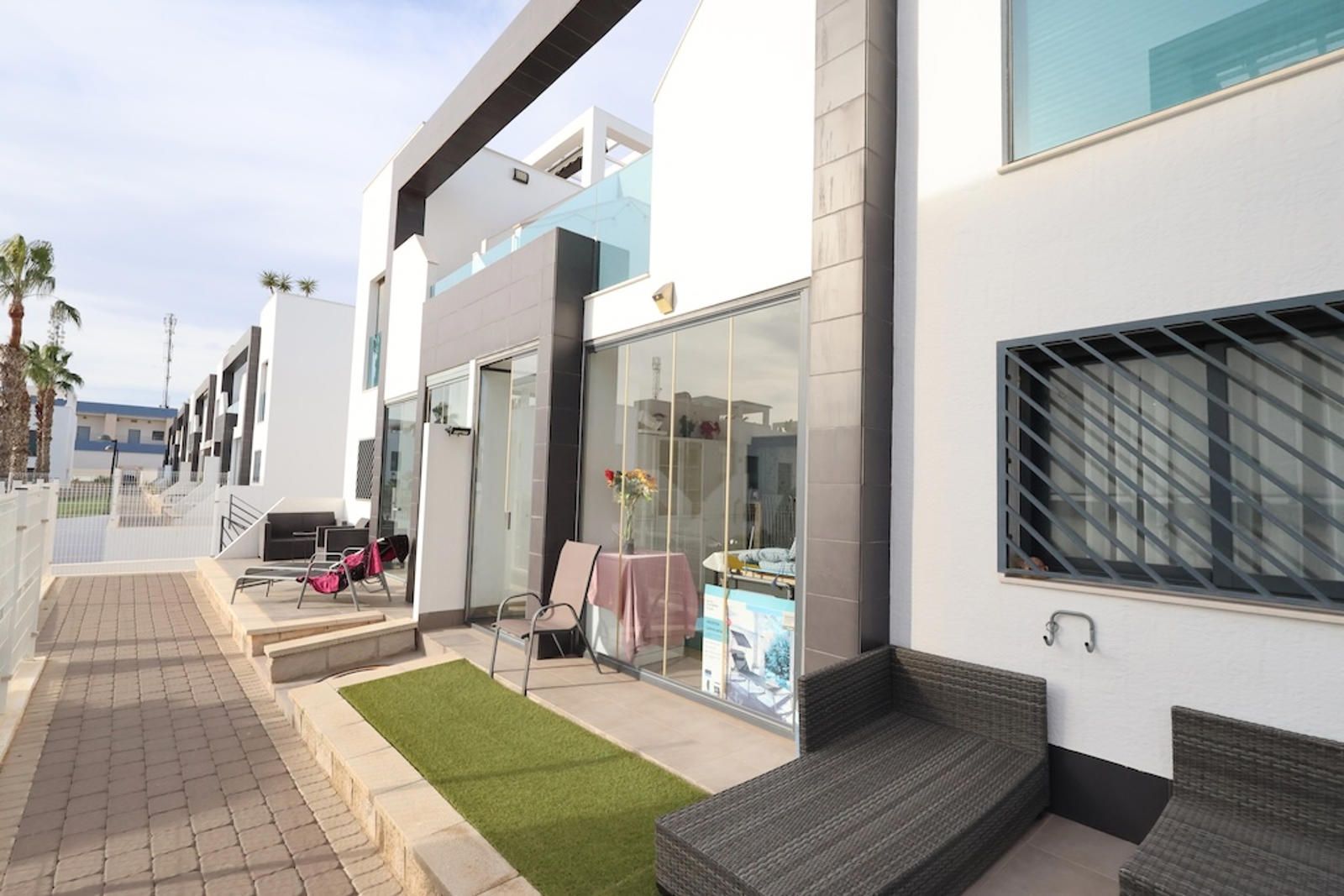 Bungalow en planta baja con orientación sureste y garaje subterráneo – Residencial Oasis Beach II, La Zenia