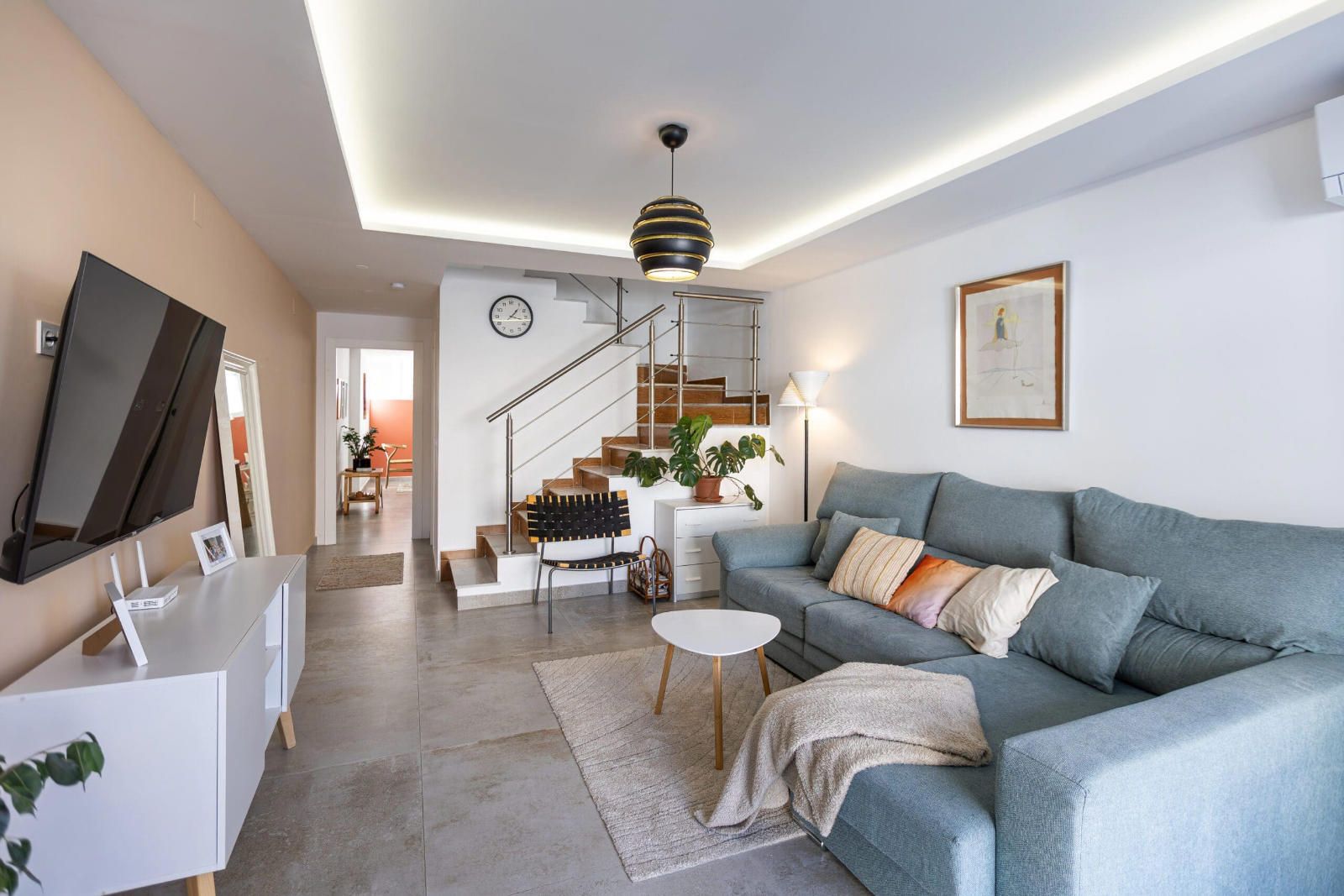 Adosado de 3 plantas con jardín y porche en Nueva Torrevieja — amplitud, luz y vida de barrio