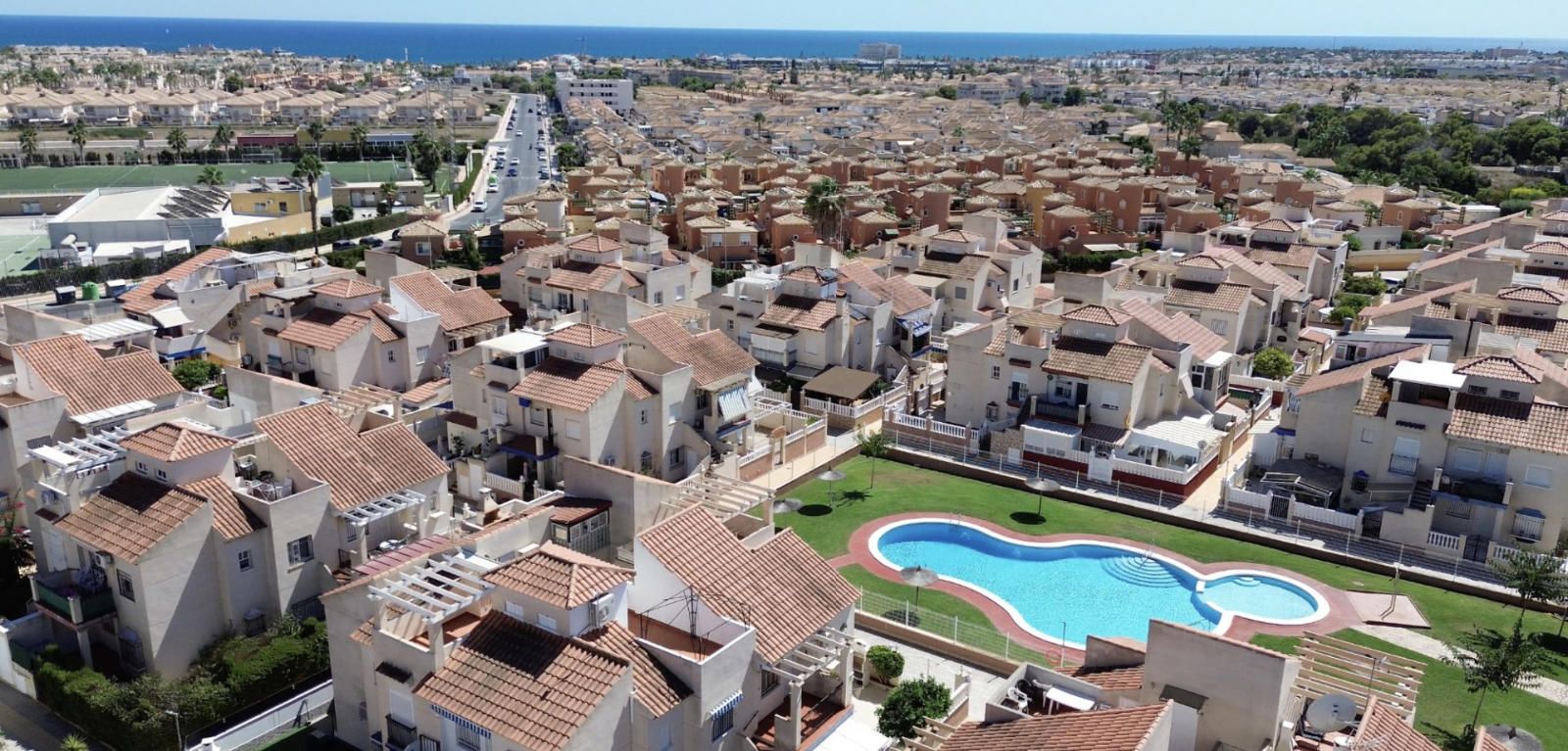 Apartamento en 1ª planta con solárium privado y orientación sur – Playa Flamenca (gran potencial)