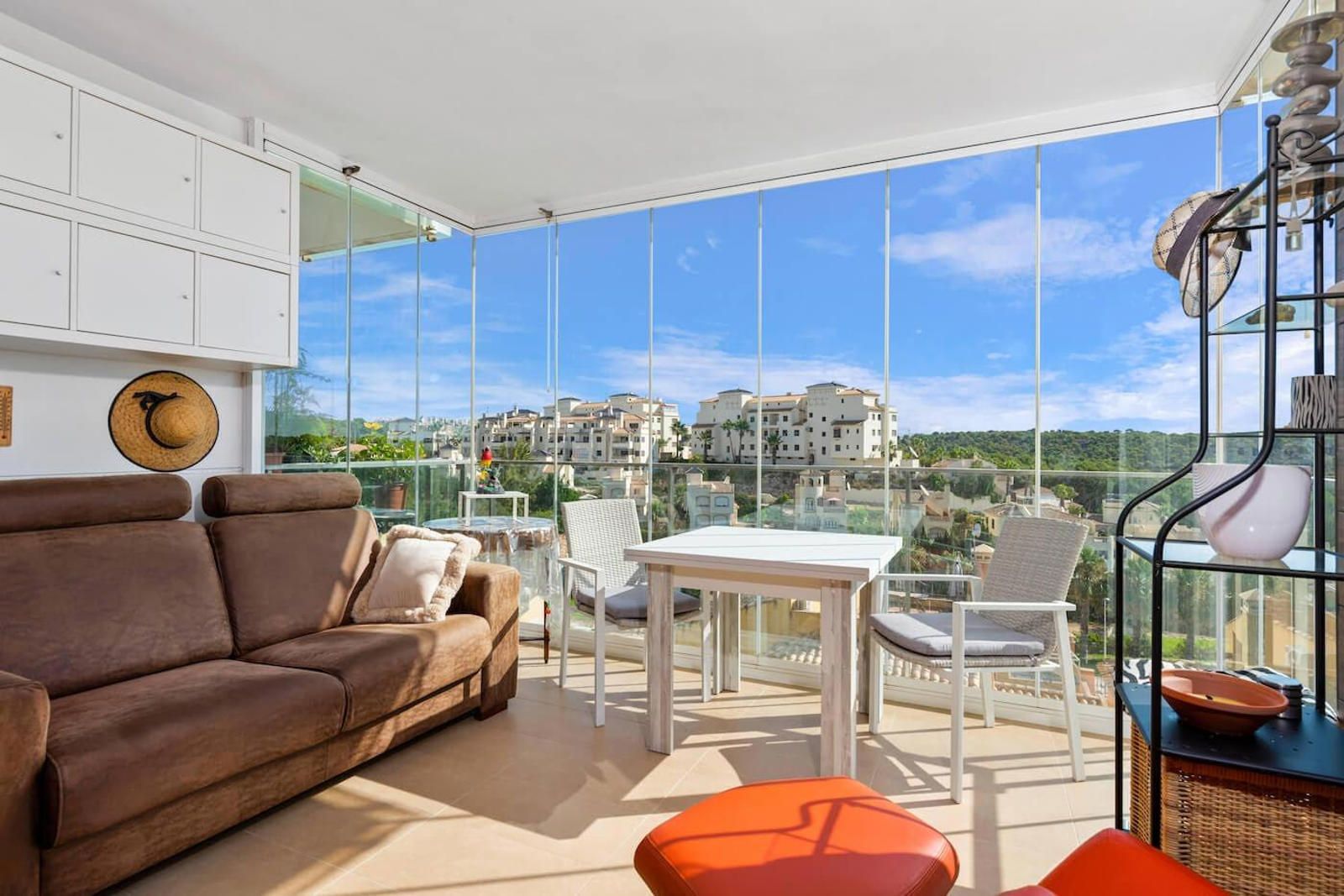 Apartamento con vistas abiertas a zonas verdes y golf – 2ª planta con ascensor (Orihuela Costa)