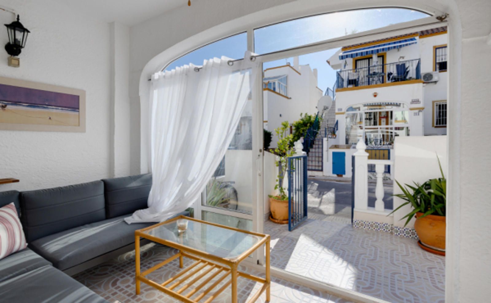 Bungalow en planta baja soleado con 3 dormitorios, jardín y 2 piscinas – La Florida (cerca de Abbey Tavern)