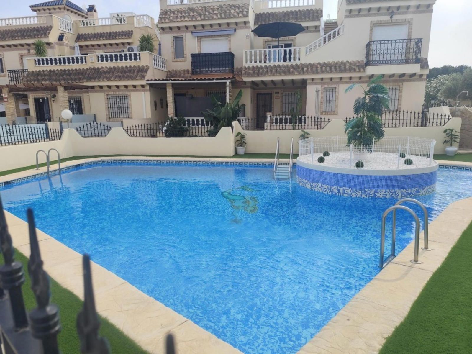 Pareado con jardín, solárium y piscina en urbanización privada – Orihuela Costa (106 m²)