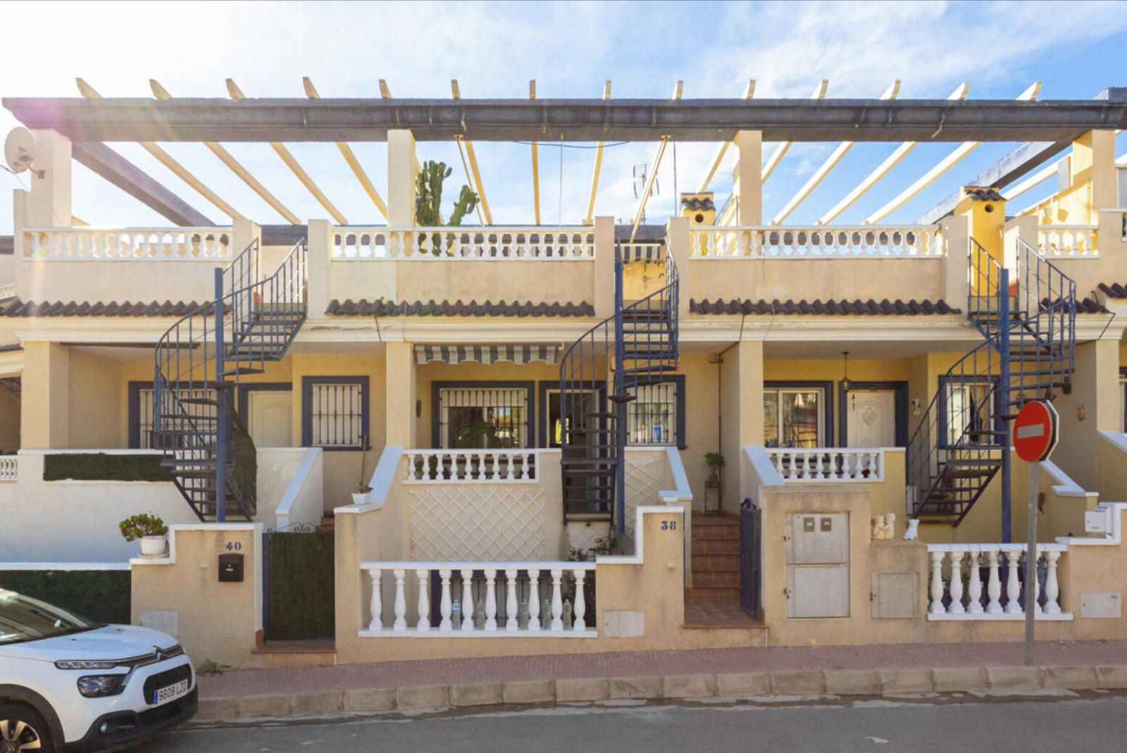 Casa adosada con gran solárium, 3 dormitorios y 3 baños – cerca de golf, naturaleza y mar