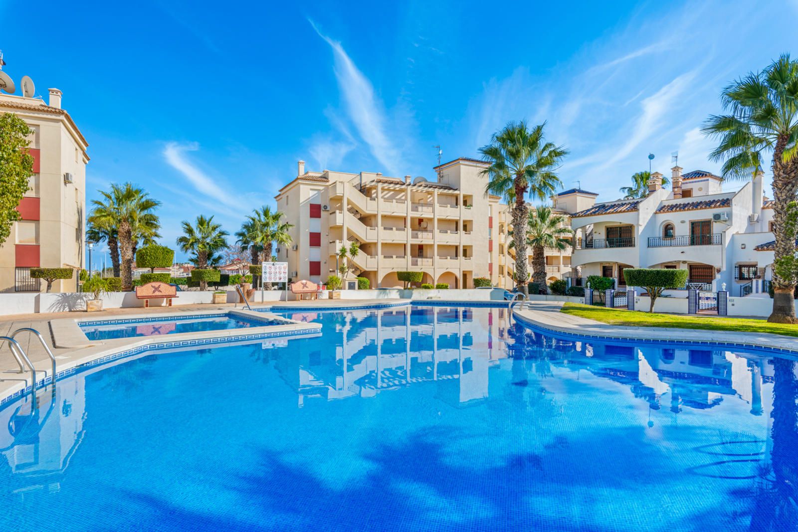 Ático orientación Este en Jumilla III (Playa Flamenca) | Residencial cerrado con piscina