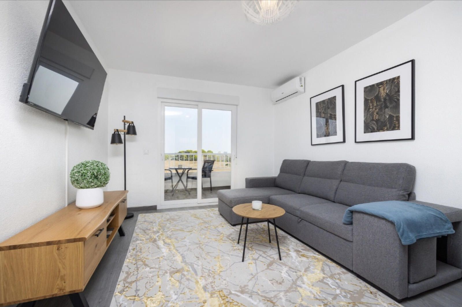 Punta Prima centro | Apartamento recién renovado con gran balcón y vistas verdes | A 600 m de Cala Piteras