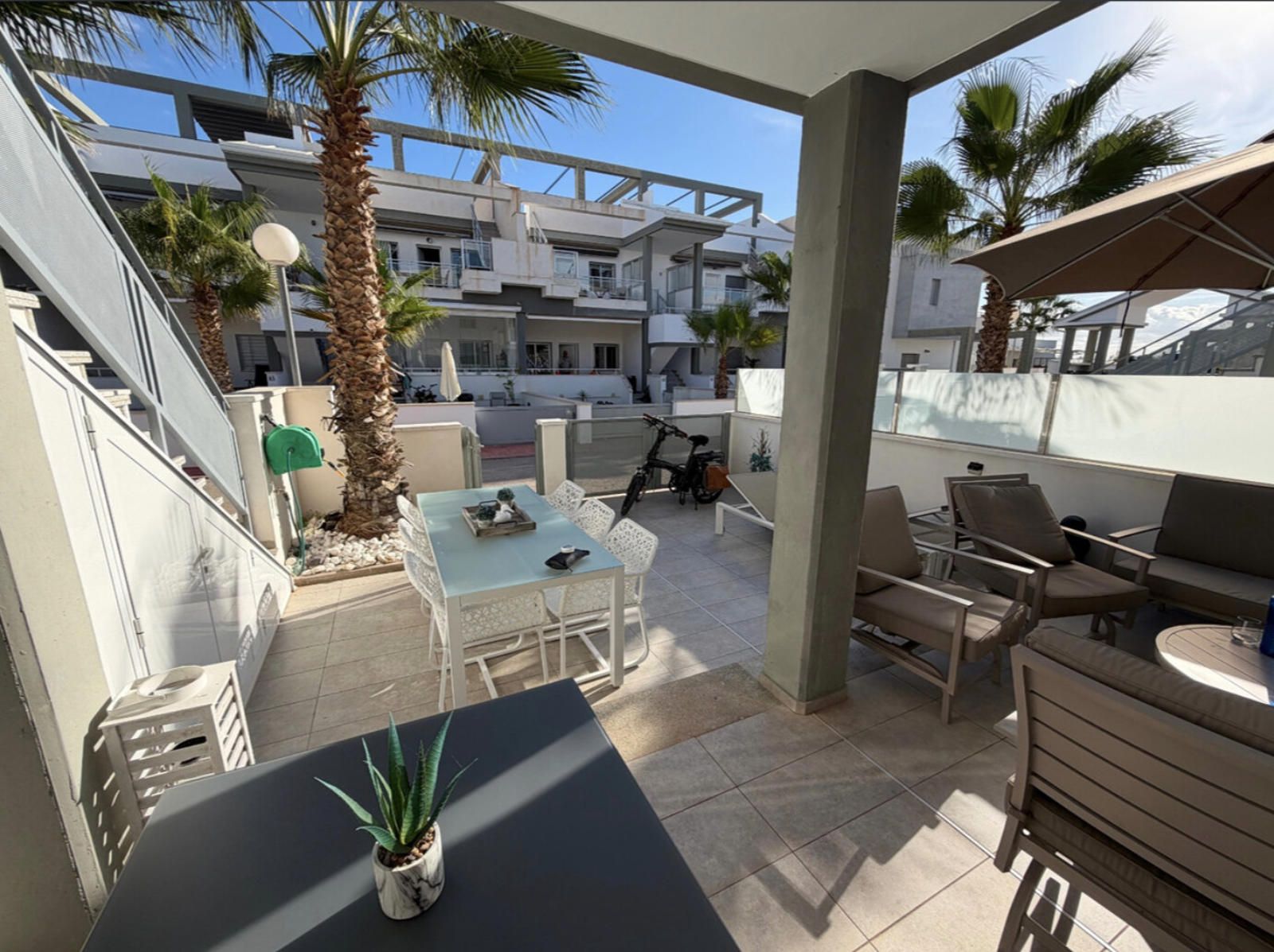 Planta baja con gran terraza | 2 dormitorios · 2 baños con suelo radiante | Parking privado | Piscina a 50 m | Cerca de La Zenia Boulevard