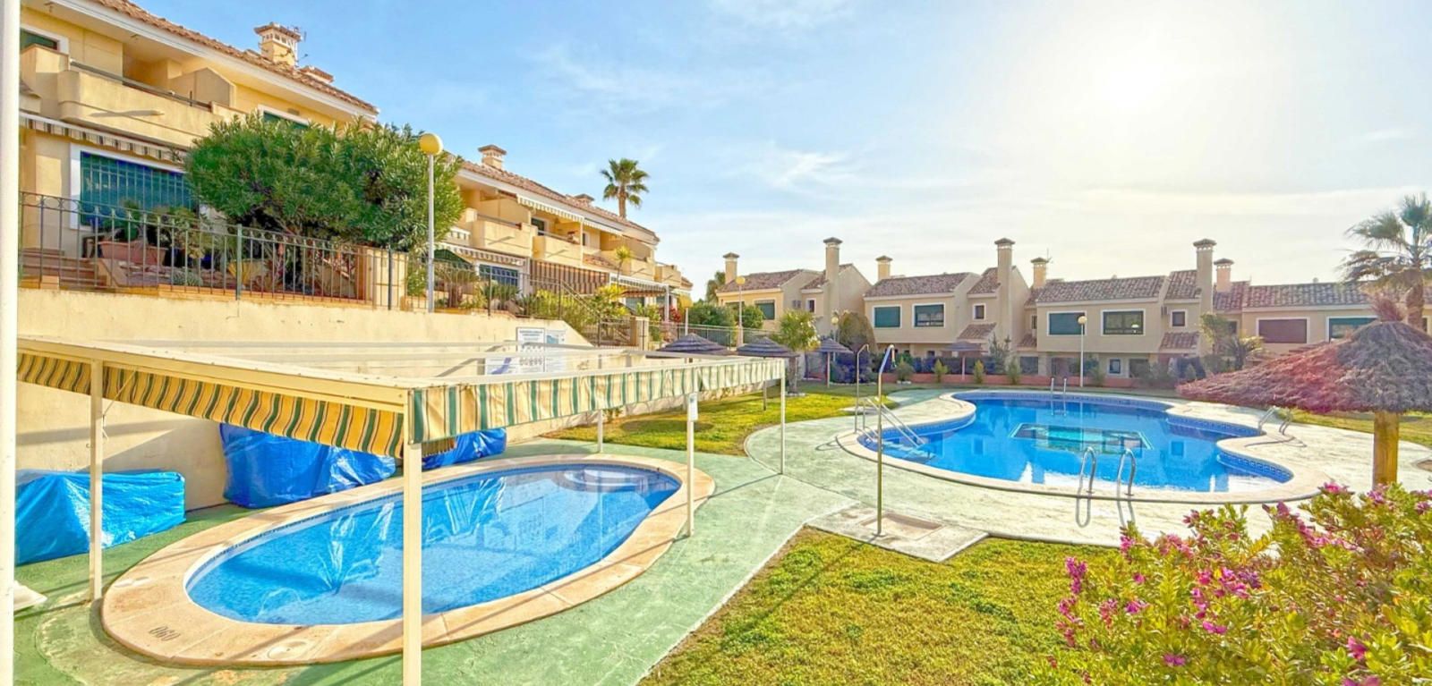 Campoamor Golf | Planta baja orientación SUR | 2 dormitorios · 2 baños en suite | Gran terraza con vistas a la naturaleza | Piscina y jardines
