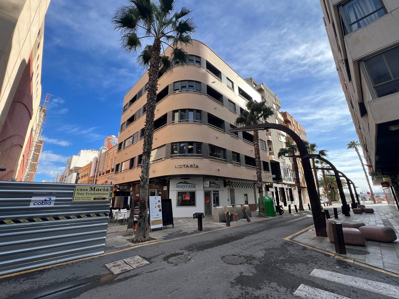 Vivienda en venta en el centro de Torrevieja con vistas al mar y al puerto